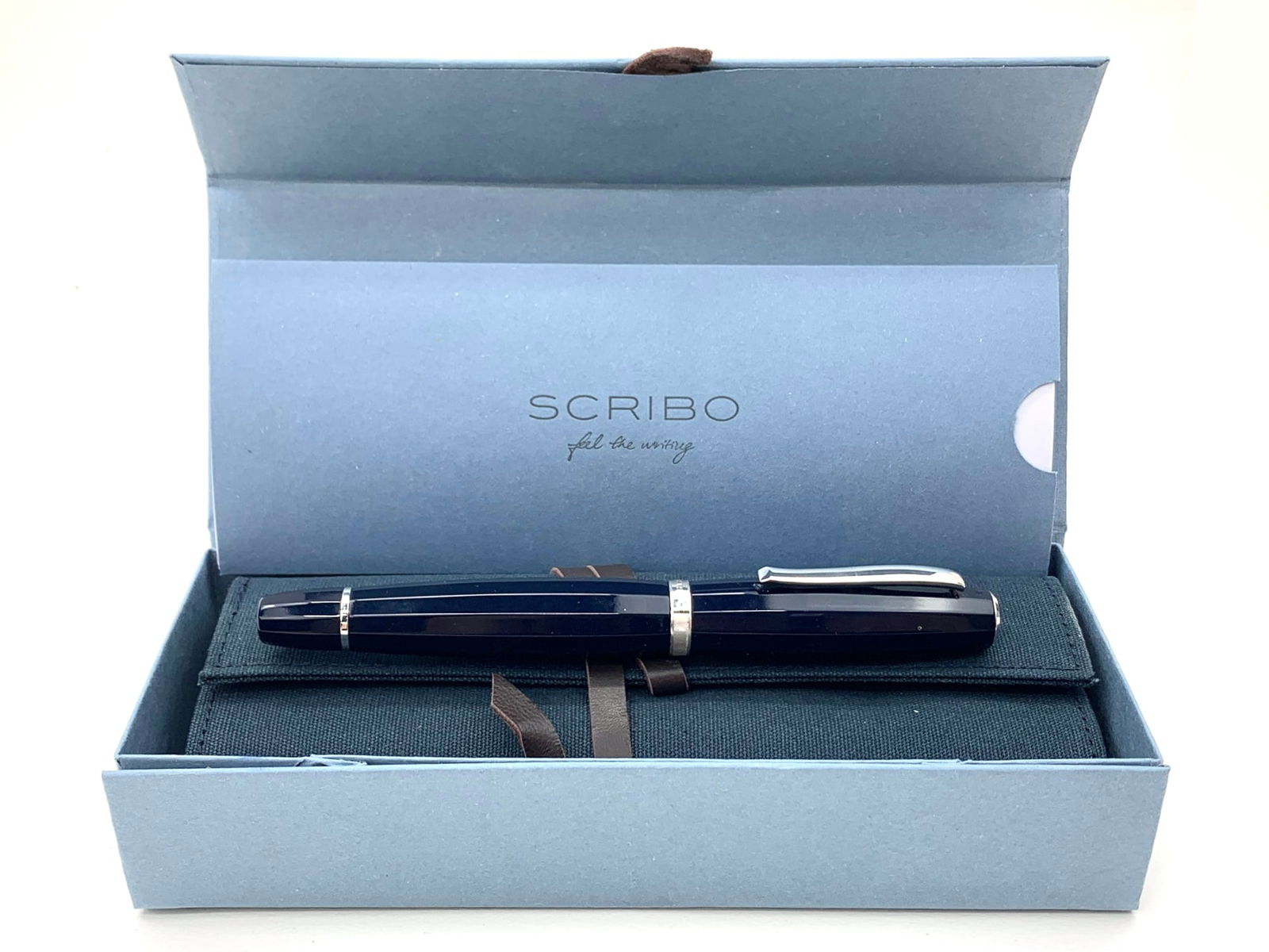 Scribo Italy Feel Octagonal Black and Chrome Fat Fountain Pen w/Box: Excellent single use condition, with no defects. Approx. 6". Fine original finish throughout. Box may show moderate shelf wear, and may include ink stains. Please enlarge pictures to clearly understan