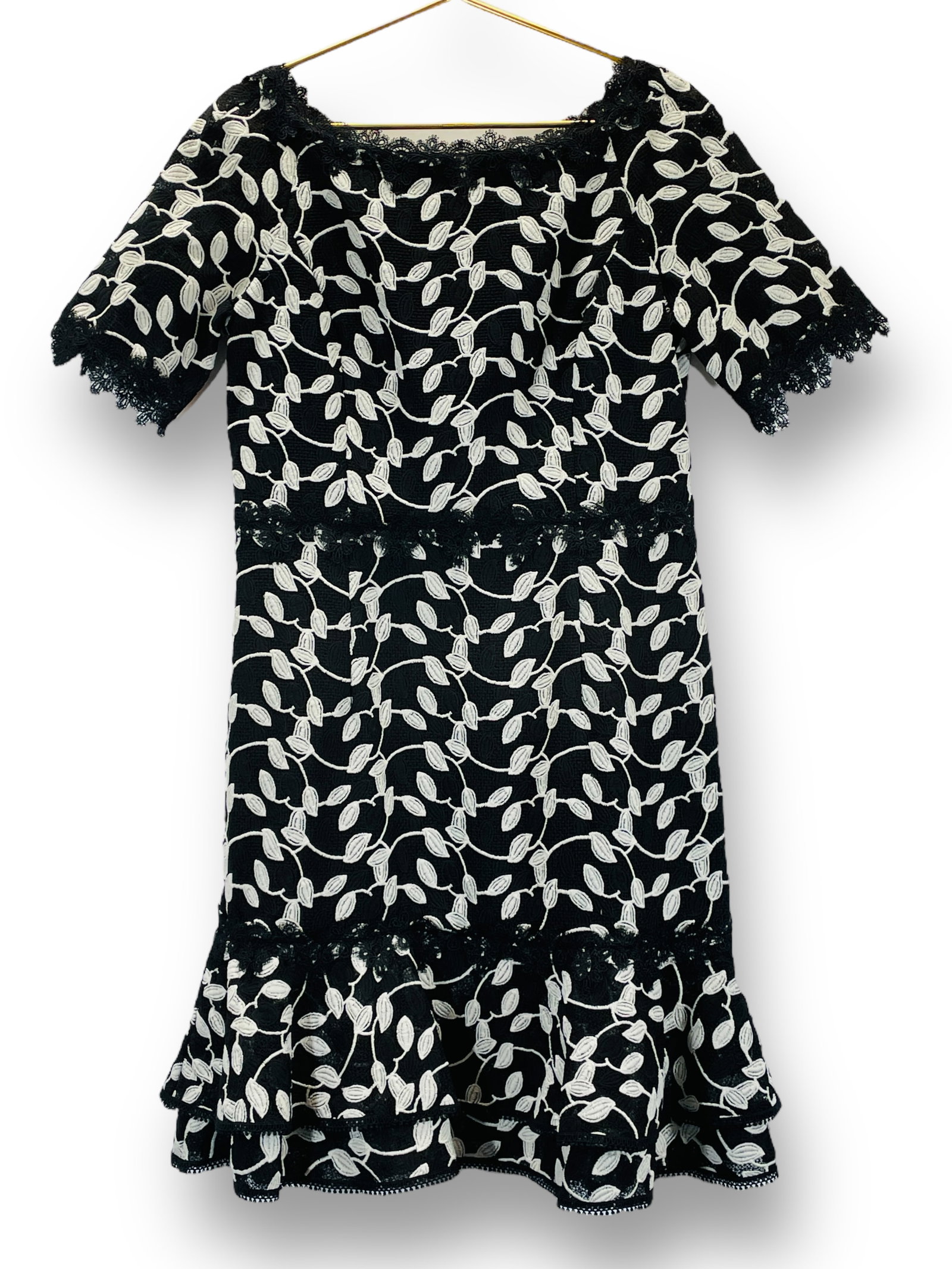 SHANI Black and White Short Sleeve Leaf Lace Dress. Size 12: Shipping: We do not provide in-house shipping or packing. Please reach out to one of our preferred shippers for a quote: Donald Camden UPS Store #4608 store4608@theupsstore.com - 703-569-8802 Navis Pa