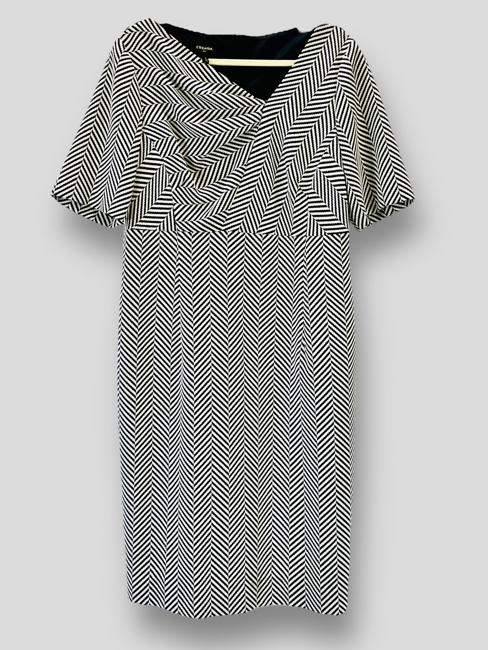 ESCADA Black & White Knit Optical Illusion Short Sleeve Dress with Draped Bust. Fully Lined. Sz 44: Shipping: We do not provide in-house shipping or packing. Please reach out to one of our preferred shippers for a quote: Donald Camden UPS Store #4608 store4608@theupsstore.com - 703-569-8802 Navis Pa
