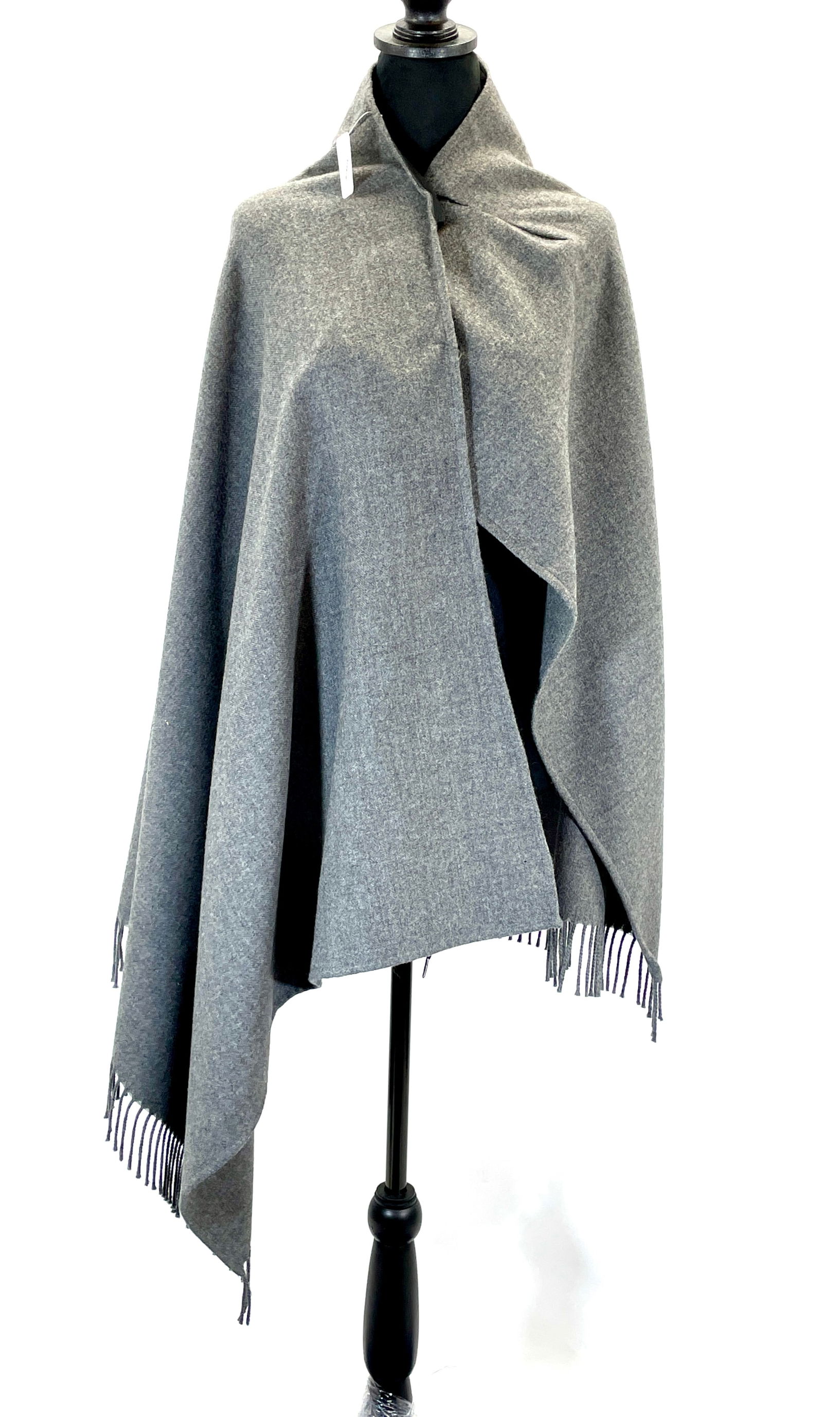 JENNIFER GEORGE Grey Wool Knit Cape with Button Closure at Collar. Sz 6: Shipping: We do not provide in-house shipping or packing. Please reach out to one of our preferred shippers for a quote: Donald Camden UPS Store #4608 store4608@theupsstore.com - 703-569-8802 Navis Pa