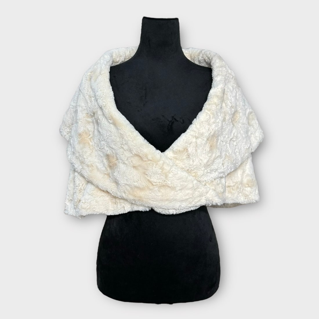 ELIZA J. Ivory Faux Fur Wrap. Lined in White Satin with Two Front Snaps. Sz XL: Small spot on lining near tag Shipping: We do not provide in-house shipping or packing. Please reach out to one of our preferred shippers for a quote: Donald Camden UPS Store #4608 store4608@theupssto
