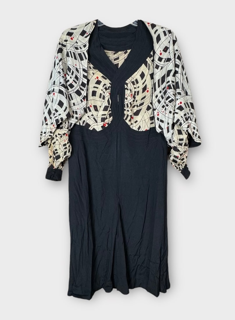 Antique MARTHE WUIGROVE Art Deco 8, RUE AUBER PARIS, Black Crepe and Printed Silk in Black/White/Red: Many small holes in silk, as well as discolored from age. Measurement taken flat. Shoulders 18 in. Chest 20 in. Waist 18 in. Shipping: We do not provide in-house shipping or packing. Please reach out
