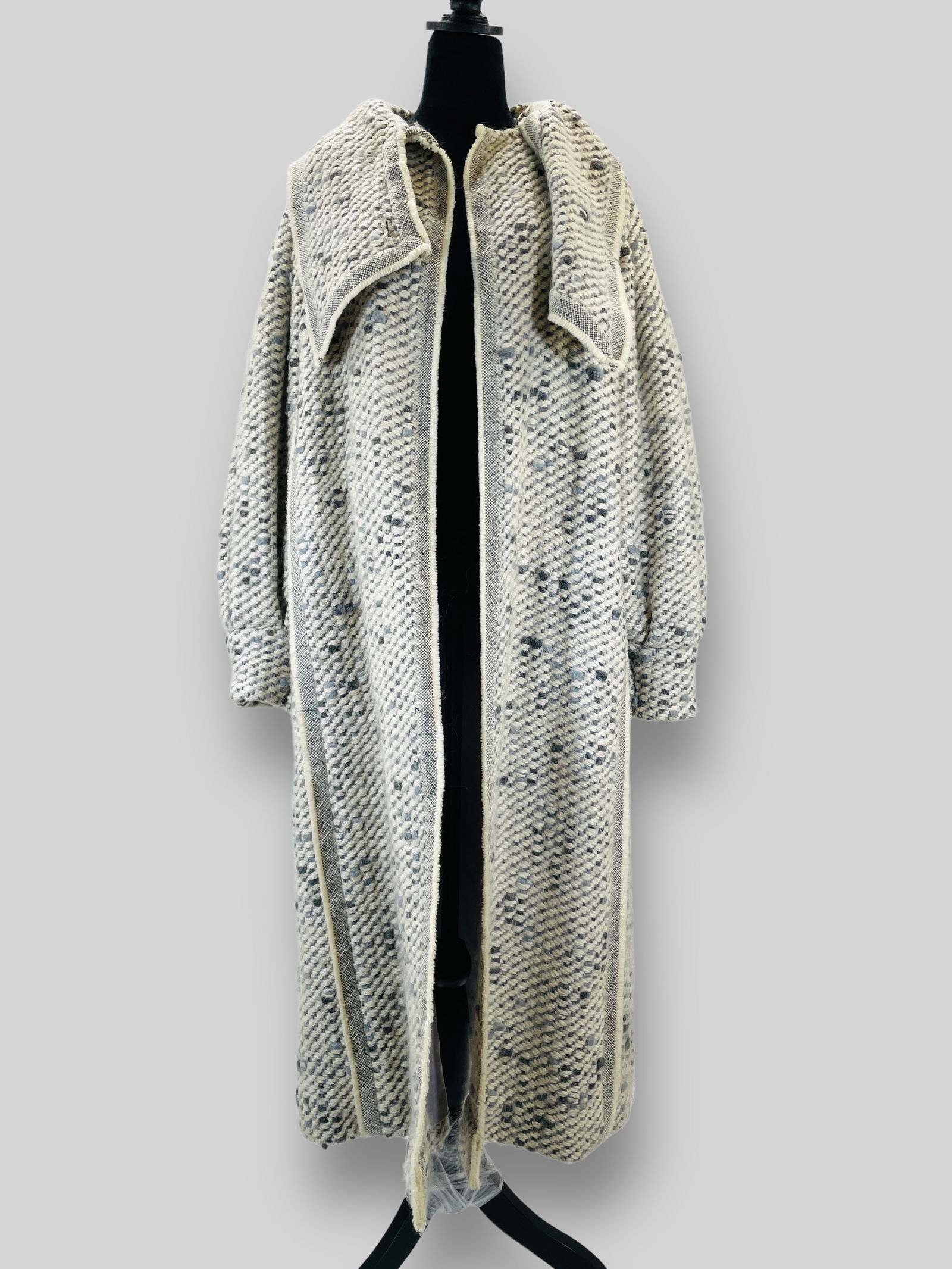 PAULINE TRIGERE for ELIZABETH ARDEN NEW YORK Chunky Knit Wool, Princess Sleeve Coat with Wrap: Good Condition. Measurement taken flat. Shoulders 18 in. Chest 23 in. Length 48 in.