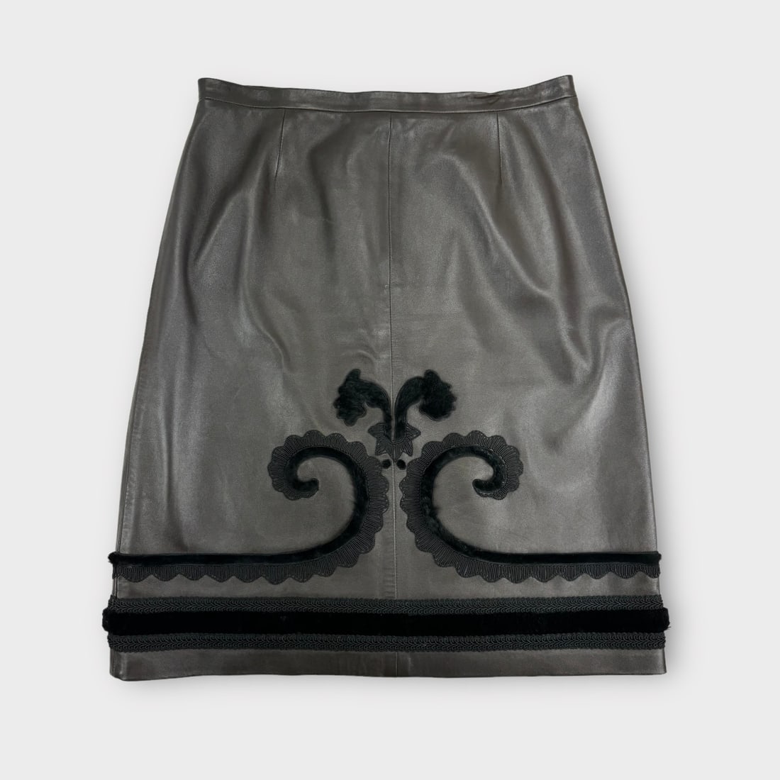 GUILIANA TESO Brown Leather Skirt with Black Embroidery and Fur Details. Fully Lined. Made in Italy.: Good Condition. Measurement taken flat. Waist 16.5 in. Length 24.5 in.