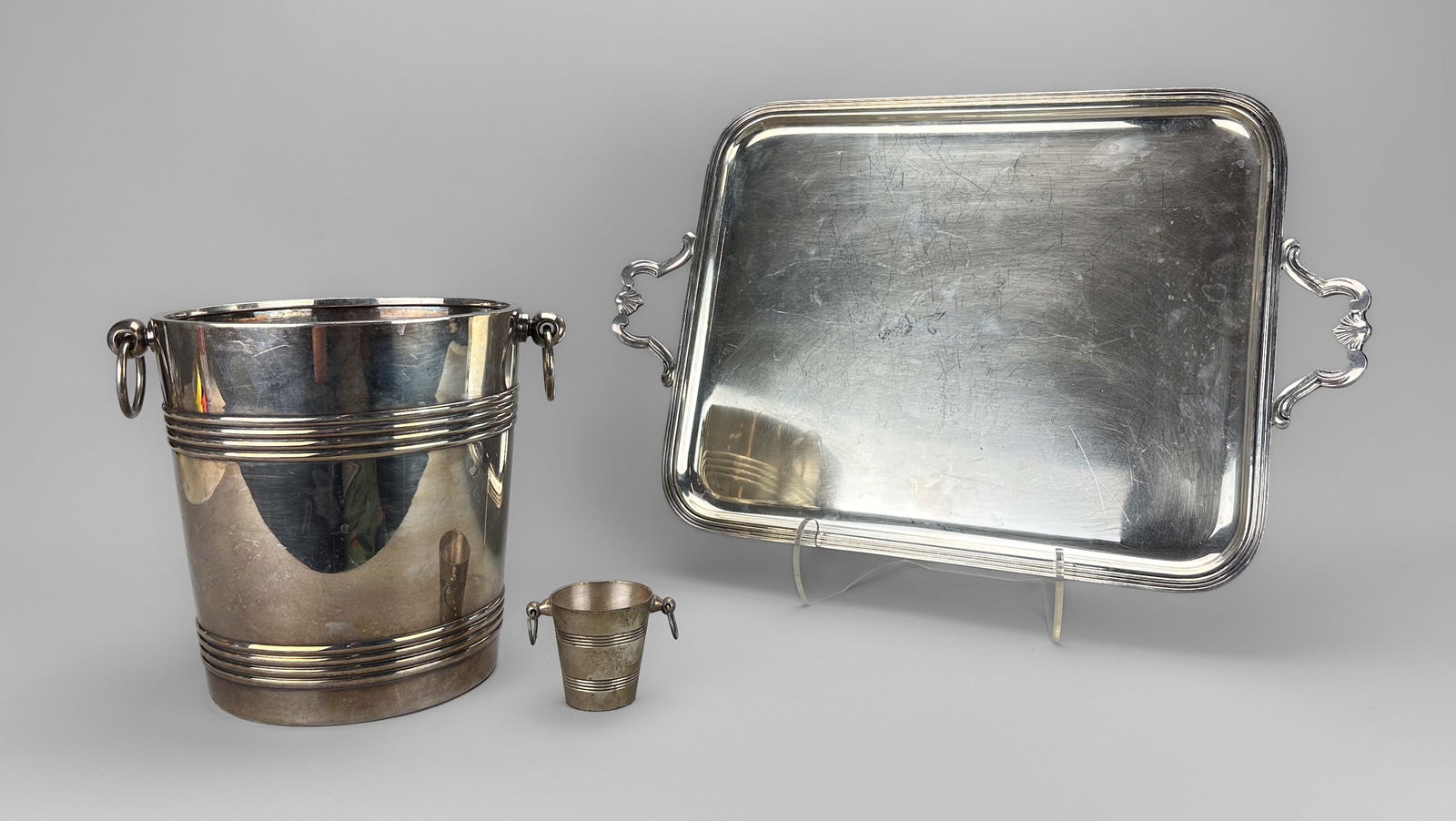 Gallia Silvered Biarritz Art Deco Champagne Ice Bucket for Christofle w/Silverplate Tray: Ca. second to third quarter 20thC. Excellent, with no breaks, dents or repairs. Very well made, with soldered ring handles on either side. Included with this cooler is a vintage Gallia silverplate two