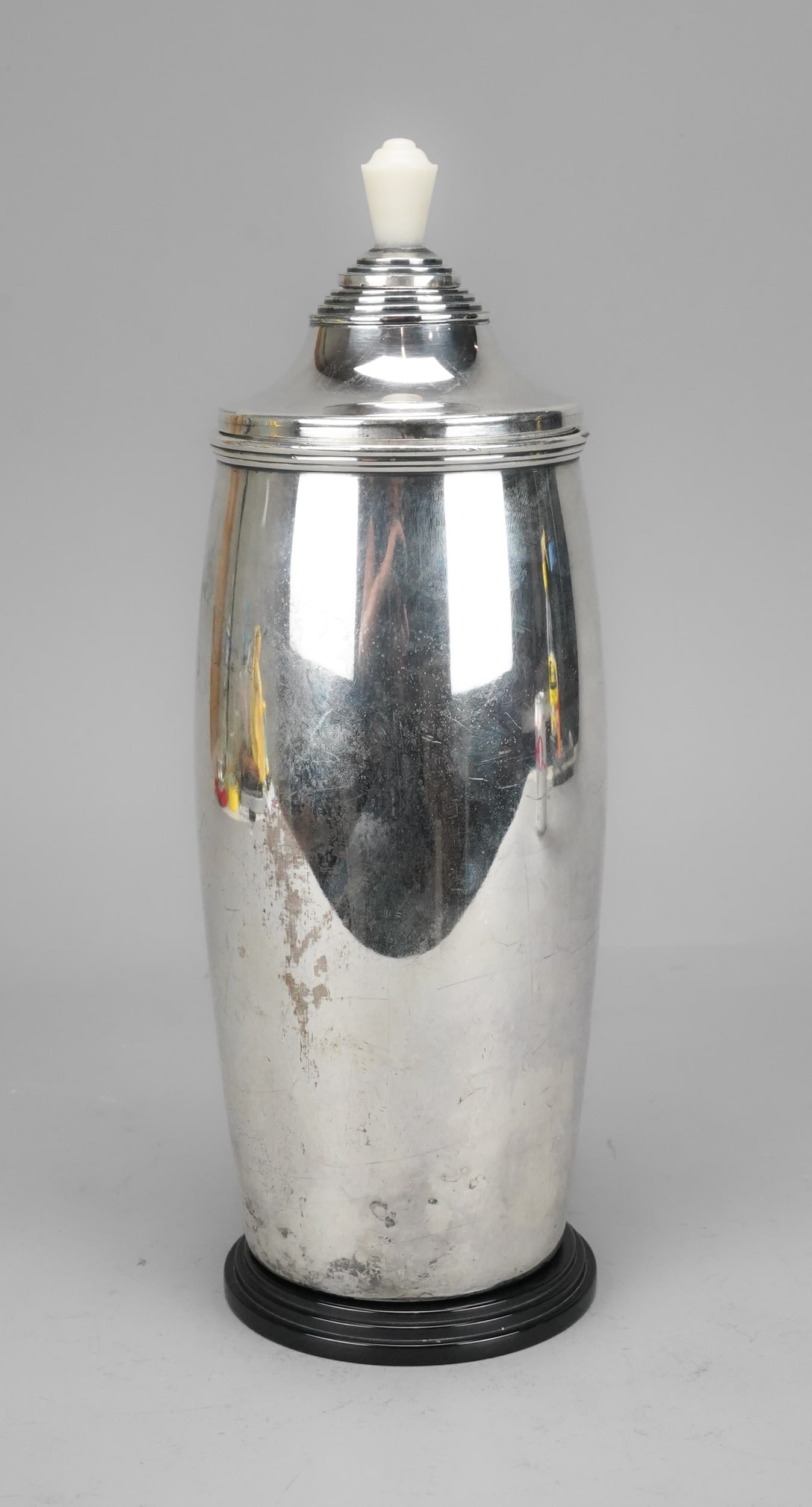 Meridens International Silver Co 1927 Art Deco Silverplate and Bakelite Cocktail Shaker: Dated 1927 and marked as shown. Very good with no dents, dings or repairs. Needs cleaning, polishing, perhaps buffing. No chips or cracks to the Bakelite. Approx. H: 11 3/4" by 4 1/4"W/D
