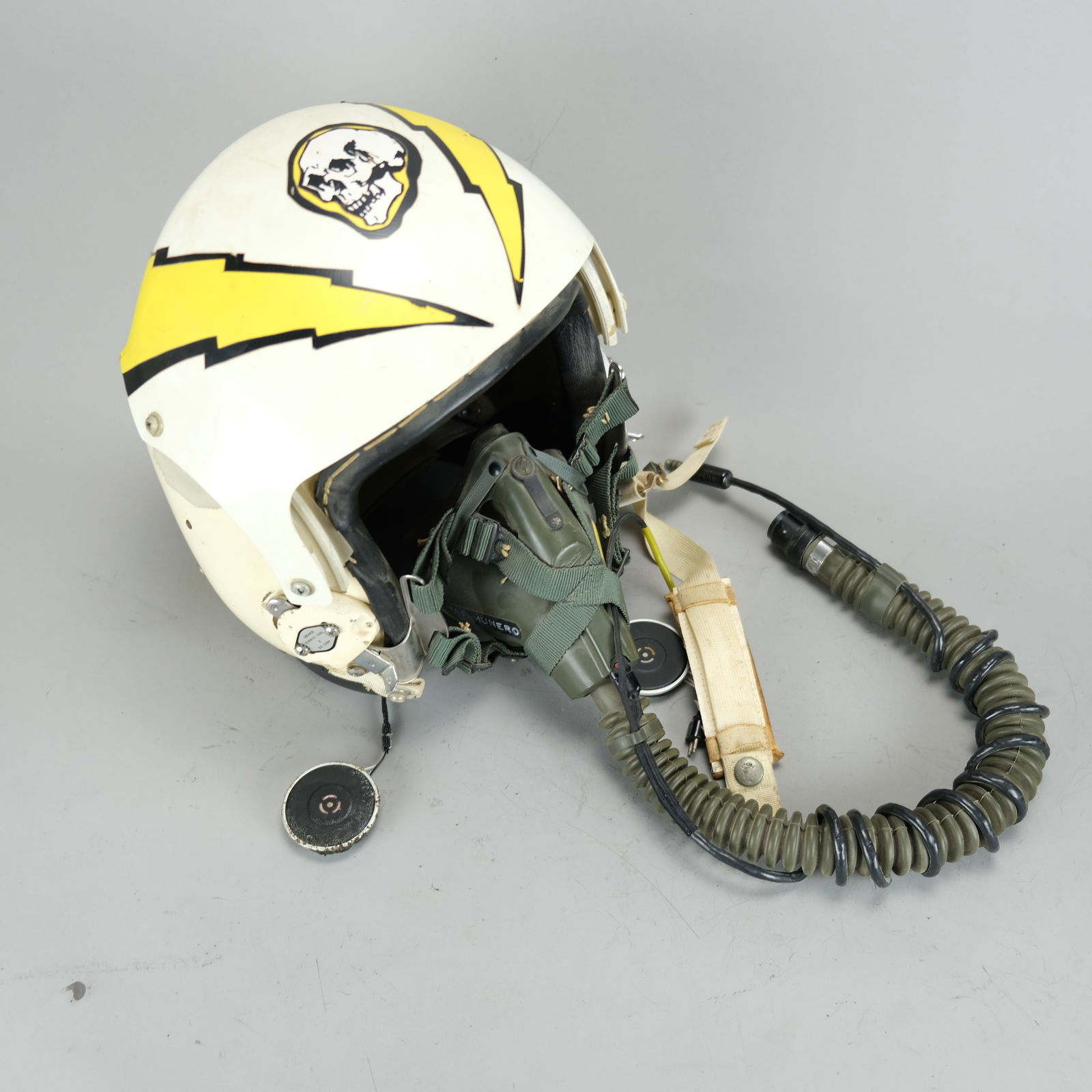 Vietnam War Flight Helmet Made by Dunrite Tool and Die Corp w/Oxy Mask (1 of 7)