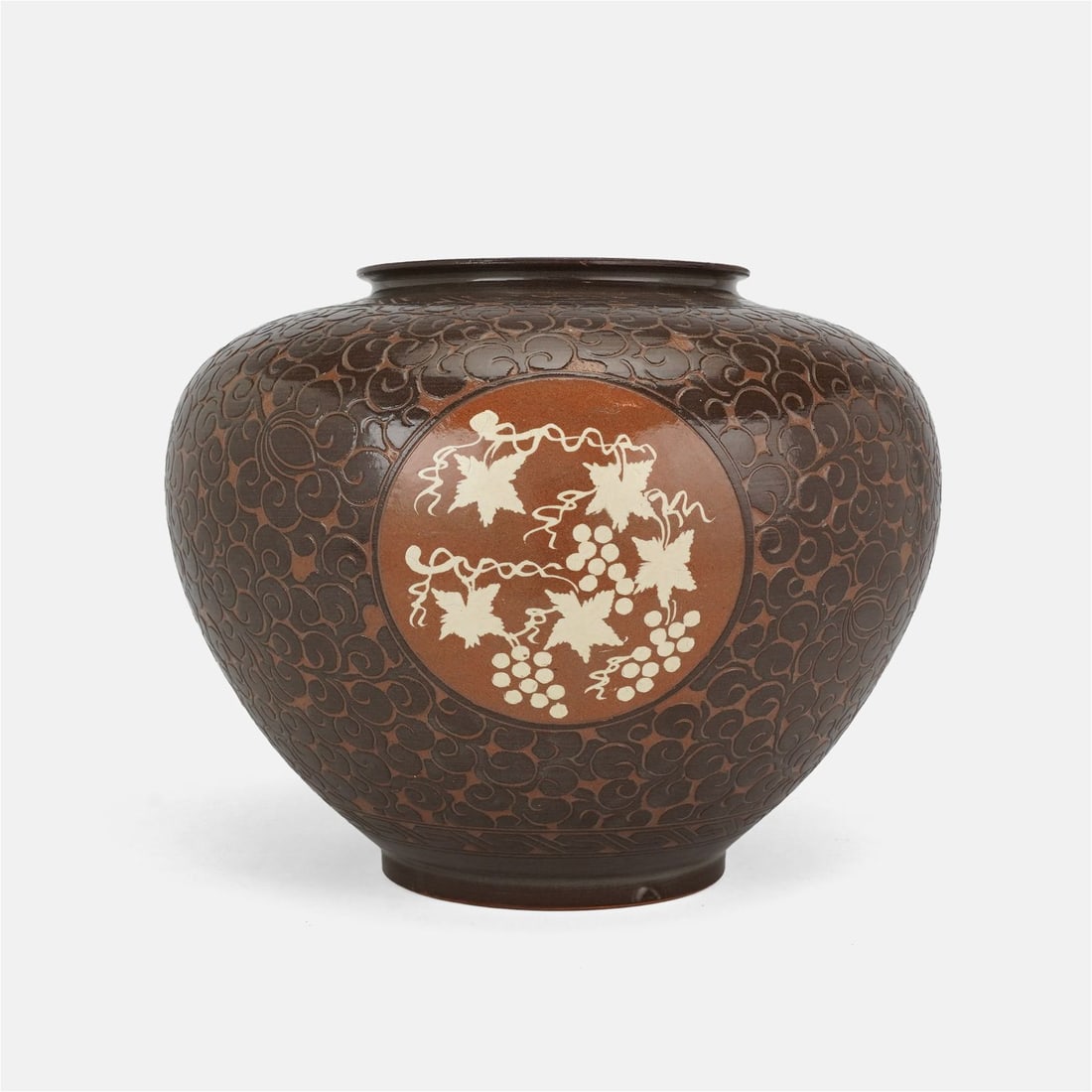 Lee Eun-Koo Korean Buncheong Ware Carved Studio Art Pottery Vase Bowl: Korean Lee Eun-Koo buncheong ware carved studio pottery vase. Very good condition, free of any chips, cracks, or repairs. We Do Not Provide In-House Shipping! Please reach out to one of our preferred 