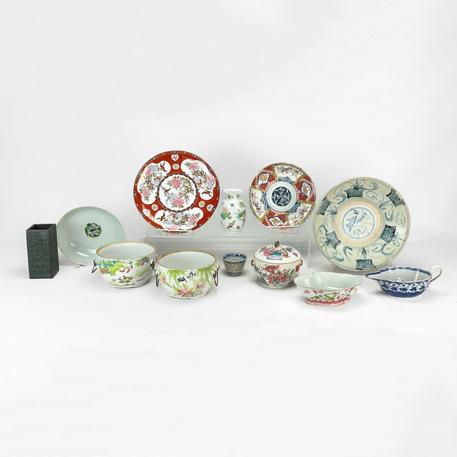 Twelve Chinese Japanese Porcelain Articles (1 of 19)