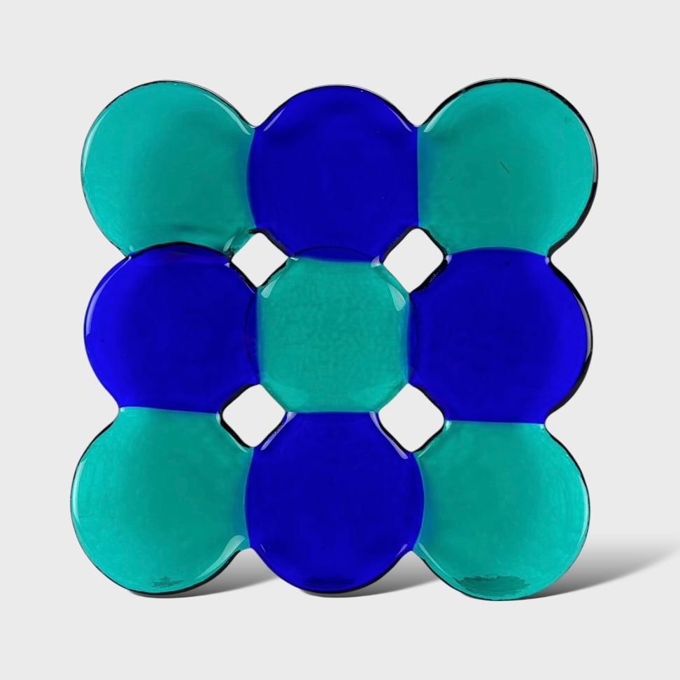 Segmented Pop Art Glass Centerpiece Tray or Shallow Bowl Tic-Tac-Toe Pattern: Apparently unsigned. Fine overall condition, with shown surface imperfections. Please enlarge pictures for best condition report. We do not provide in-house shipping! Please reach out to Donald Camden