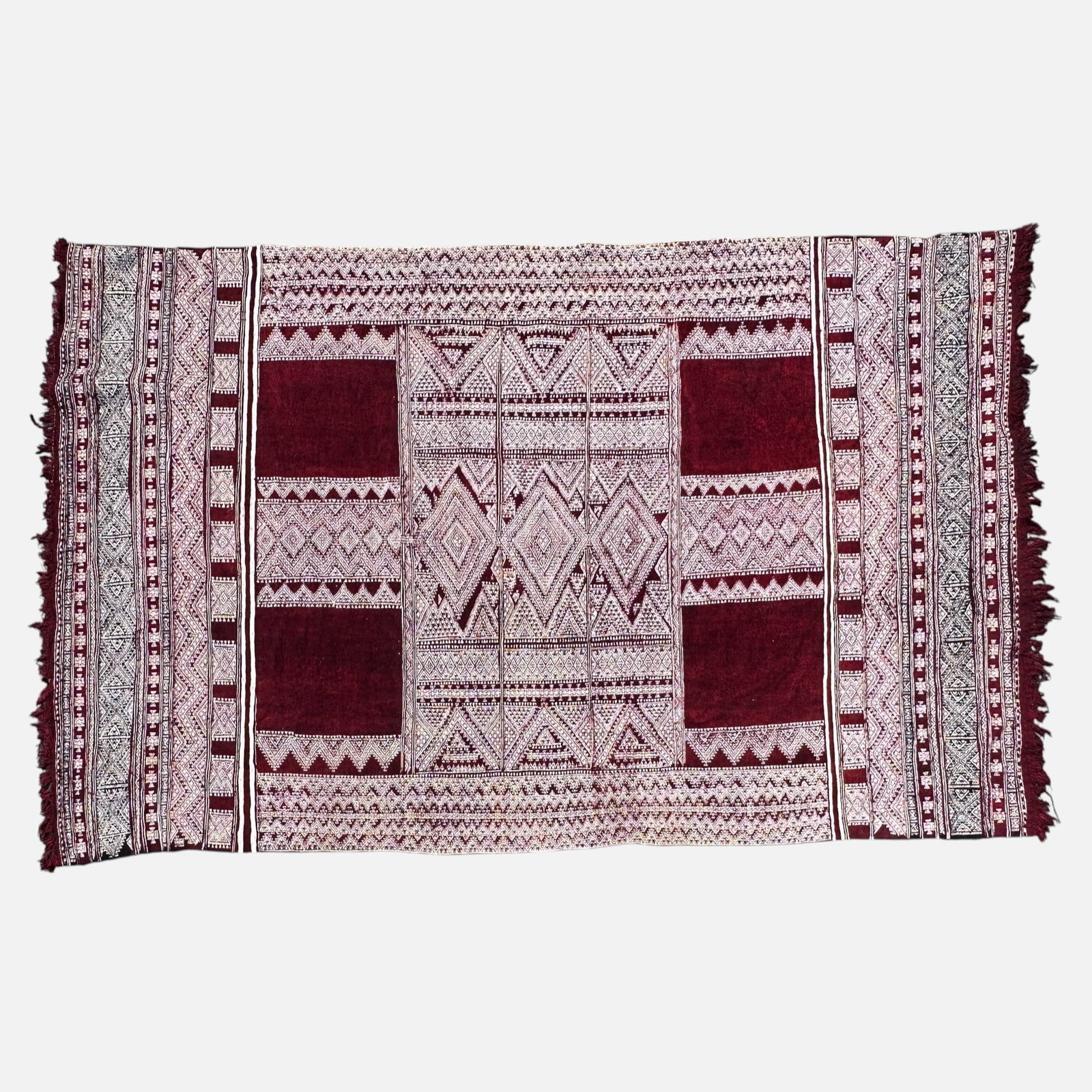 Antique Tunisian Tribal Berber Bakhnoug Shawl Textile: Very good with minor age-appropriate surface wear. Simple integrated shipping with LiveAuctioneers LiveShipping is now available. Bidders may still arrange their own shipping which may be more economi