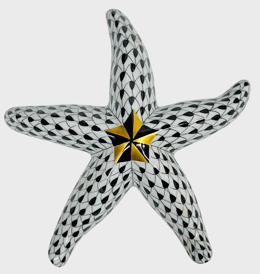 Fine HEREND First Edition Medium Starfish Black White Fishnet Porcelain Figurine 15533/VHNM (1 of 3)