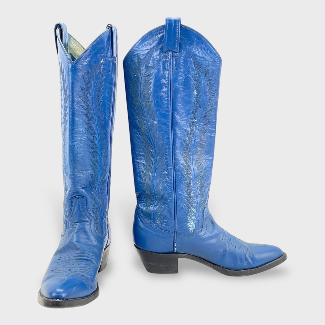 Vintage Larry Mahan Blue Leather Cowboy Boots Ladies 6B: Vintage Larry Mahan women's cowboy boots in blue leather w/ intricate tonal stitching, tall shaft, pull straps, pointed toe, and stacked heel. We do not provide in-house shipping! We have a partnershi