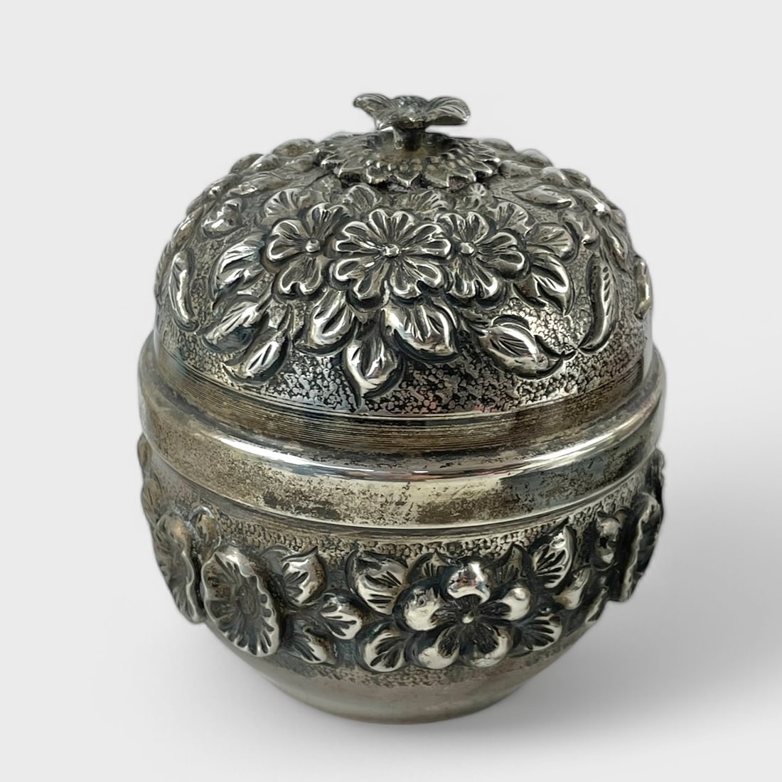 Fine 900 Silver Flower Repousse Lidded Vanity Box (1 of 6)