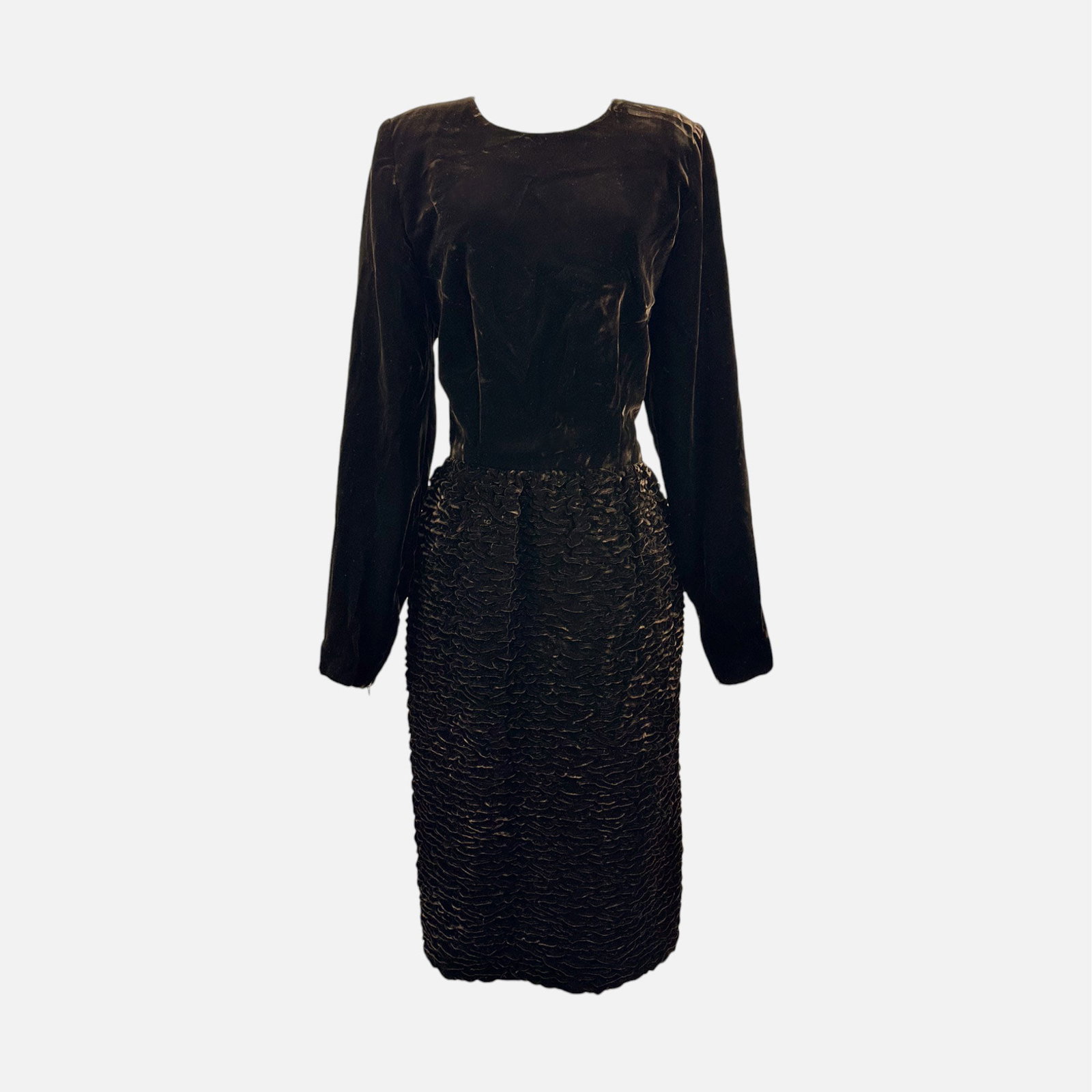 Vintage Oscar de la Renta Dark Brown Velvet Dress: Ca. late 20thC. Fair to good with some velvet scuffs. Dress measures approx. 38" long, with an approx. 14 1/4" bust and 12 3/4" waist laid flat. For shipping, please reach out to Donald Camden at UPS 