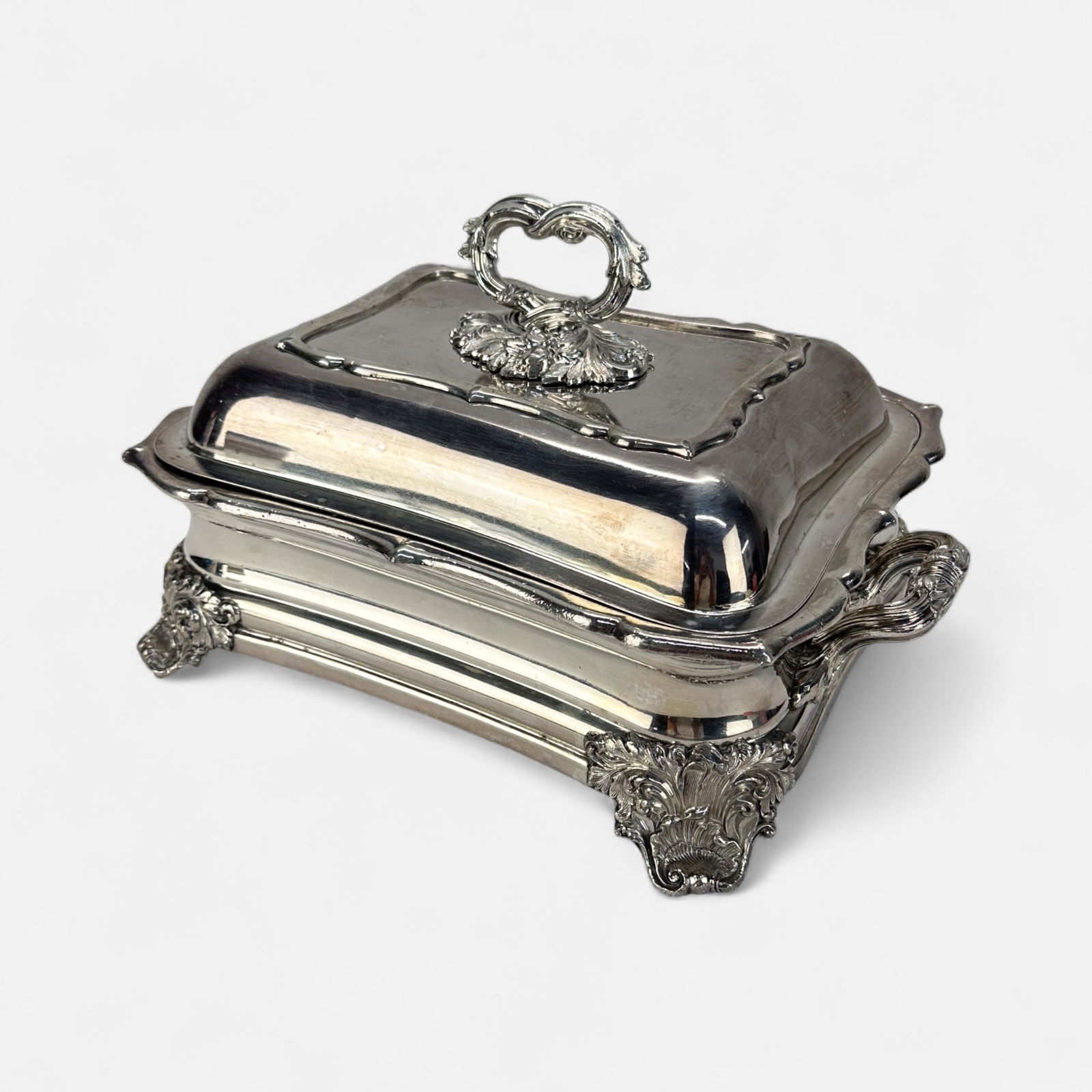 English Antique Sheffield Silver Plate Regency Entree Dish w/Cover: Very good original condition with no apparent breaks or repairs. For shipping, we highly recommend Donald Camden at UPS Store 4608. Alternatively, reach out to one of our preferred shippers listed at