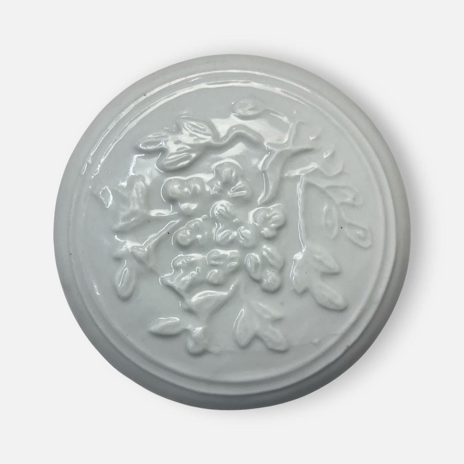 Antique Chinese White Porcelain Round Dehua Box w/Lid: Ca. last half 18th to first half 19thC. Very good as shown, minor edge roughness/chips to interior. For shipping, we highly recommend Donald Camden at UPS Store 4608. Alternatively, reach out to one o