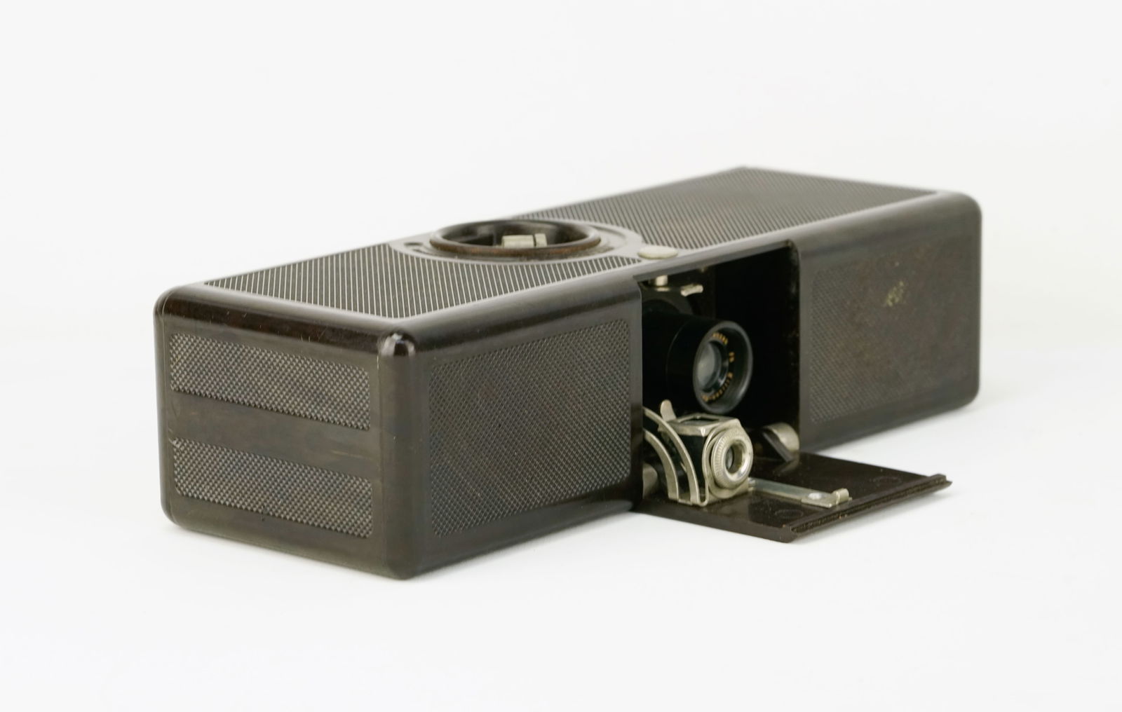 Ellison Kamra 35mm Film Camera: Ca. first half 20thC. Used condition as shown, untested.For shipping, we highly recommend Donald Camden at UPS Store 4608. Alternatively, reach out to one of our preferred shippers listed at the link