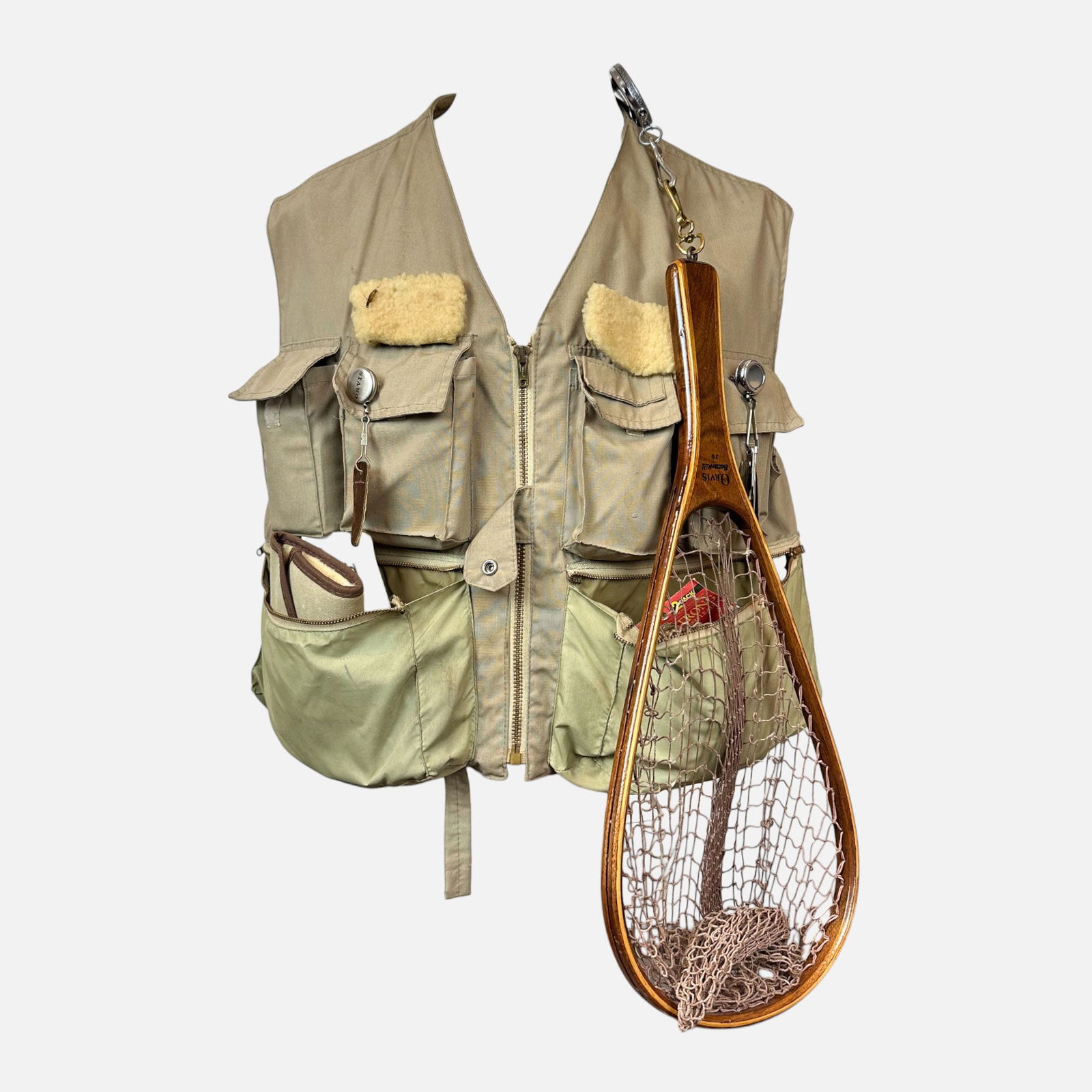 Vintage 70s Orvis Fishing Tackle Ensemble: Vest, Gloves, Net, and Supplies: Very good condition. Fabric tag is missing. Measures 21 inches long and 16.5 inches wide at the shoulder. Size not shown.For shipping, we highly recommend Donald Camden at UPS Store 4608. Alternativel