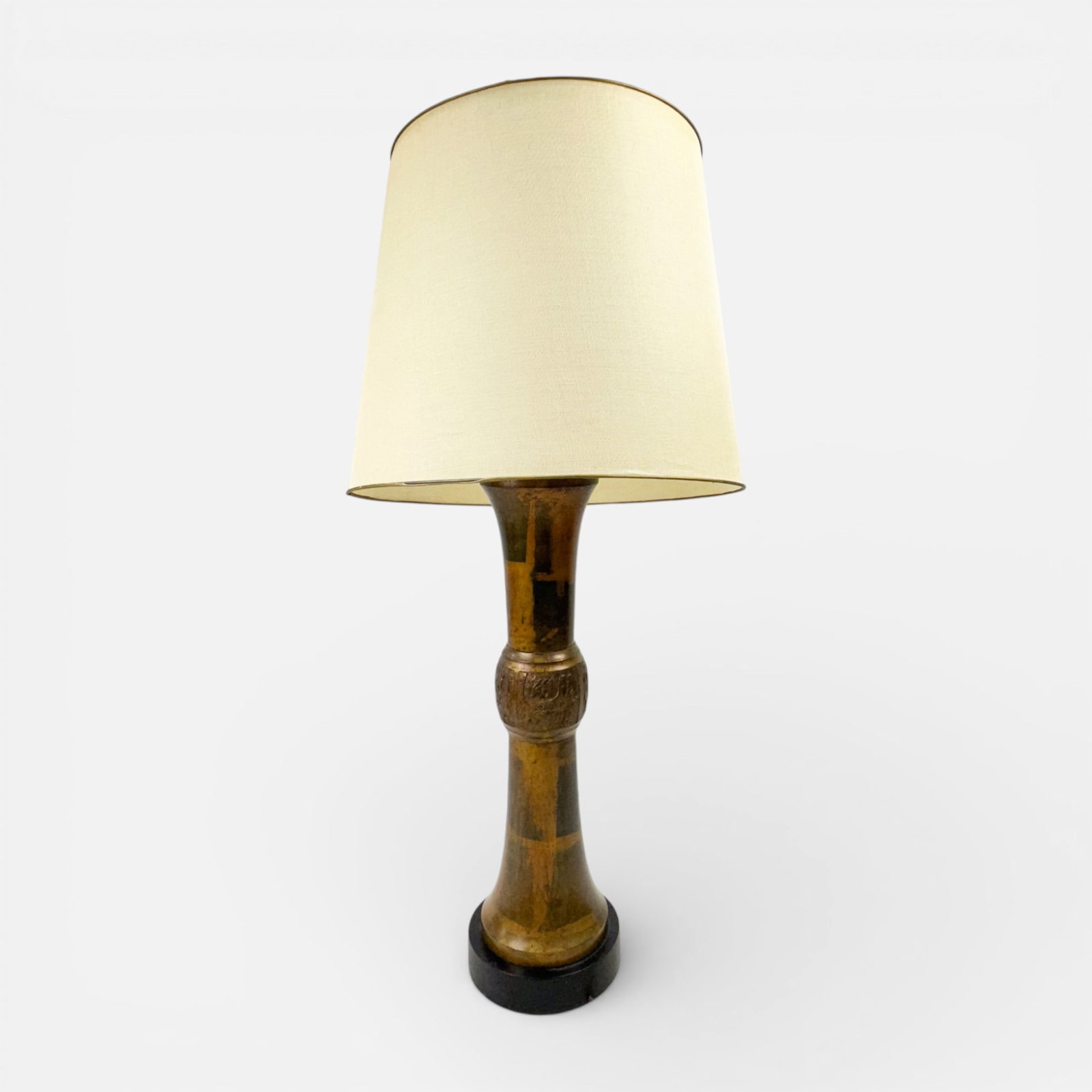 Contemporary Chinese Gu-Form Bronze Table Lamp: Very good condition as shown.For shipping, we highly recommend Donald Camden at UPS Store 4608. Alternatively, reach out to one of our preferred shippers listed at the link below or elect for LiveShip