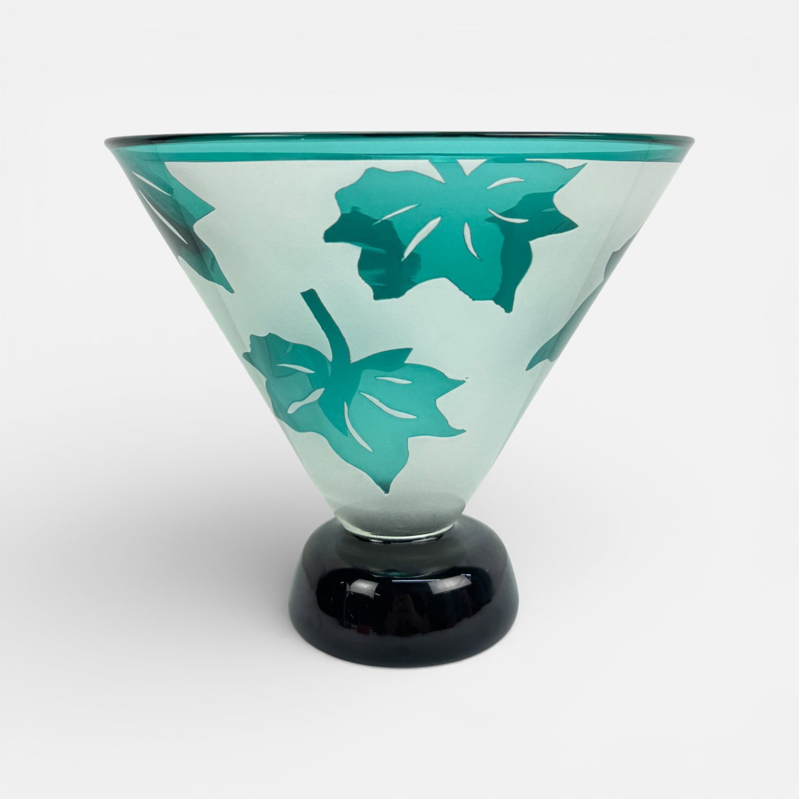 Steven Correia Limited Ed. Studio Art Glass Bowl w/Maple Leaf Design: Signed and numbered. No chips, cracks, or breaks. For shipping, we highly recommend Donald Camden at UPS Store 4608. Alternatively, reach out to one of our preferred shippers listed at the link below 