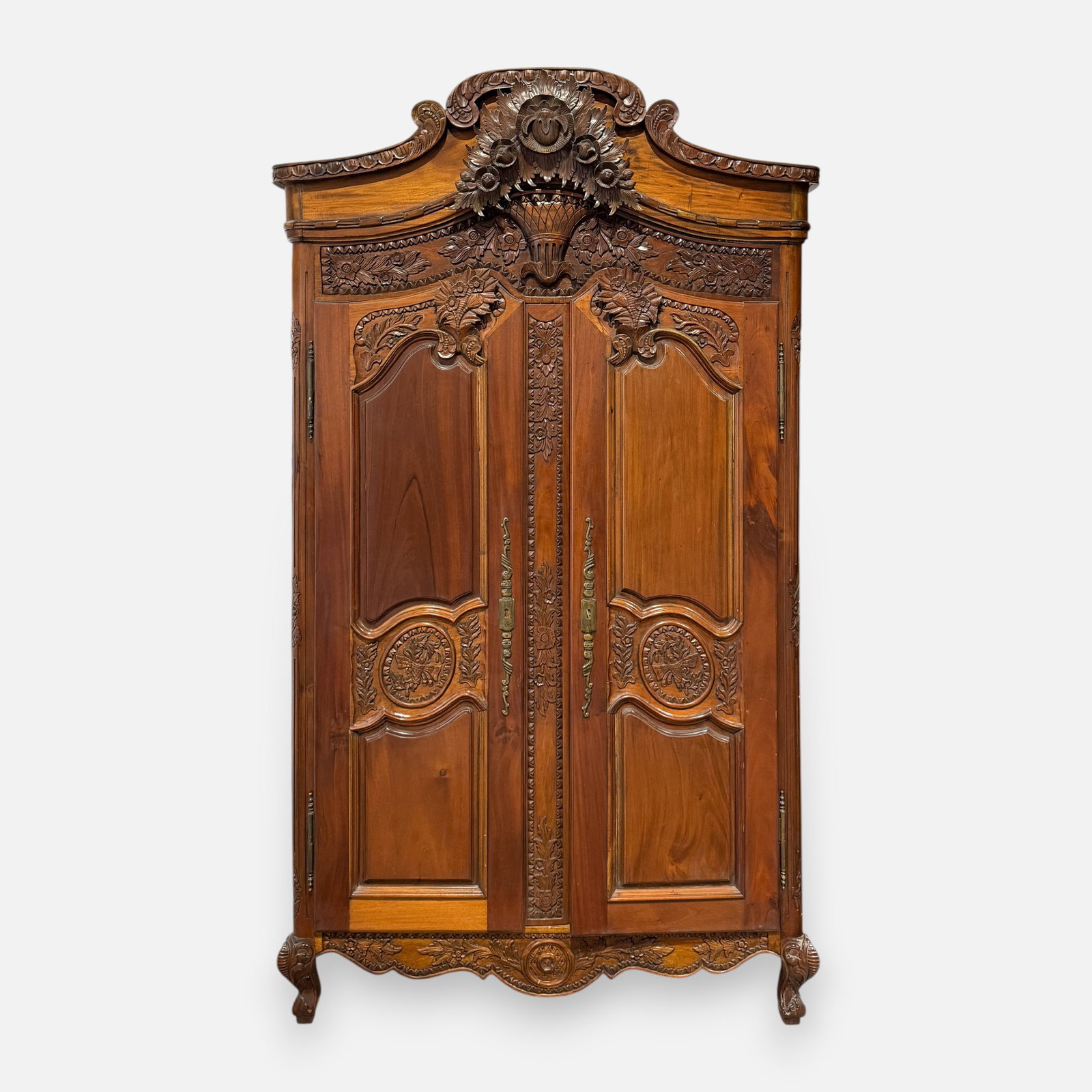 Antique Carved Walnut High-Relief 2-Door Continental Armoire: The front right door is slightly warped (see photos). For shipping, we highly recommend Donald Camden at UPS Store 4608. Alternatively, reach out to one of our preferred shippers listed at the link be