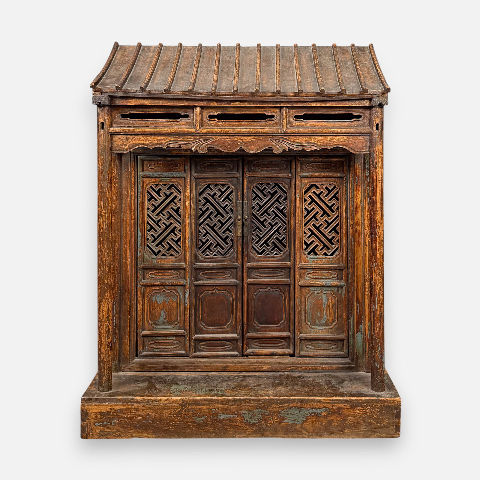 Chinese Carved Wood Offering Altar Shrine: Good age-appropriate condition. For shipping, we highly recommend Donald Camden at UPS Store 4608. Alternatively, reach out to one of our preferred shippers listed at the link below or elect for LiveS