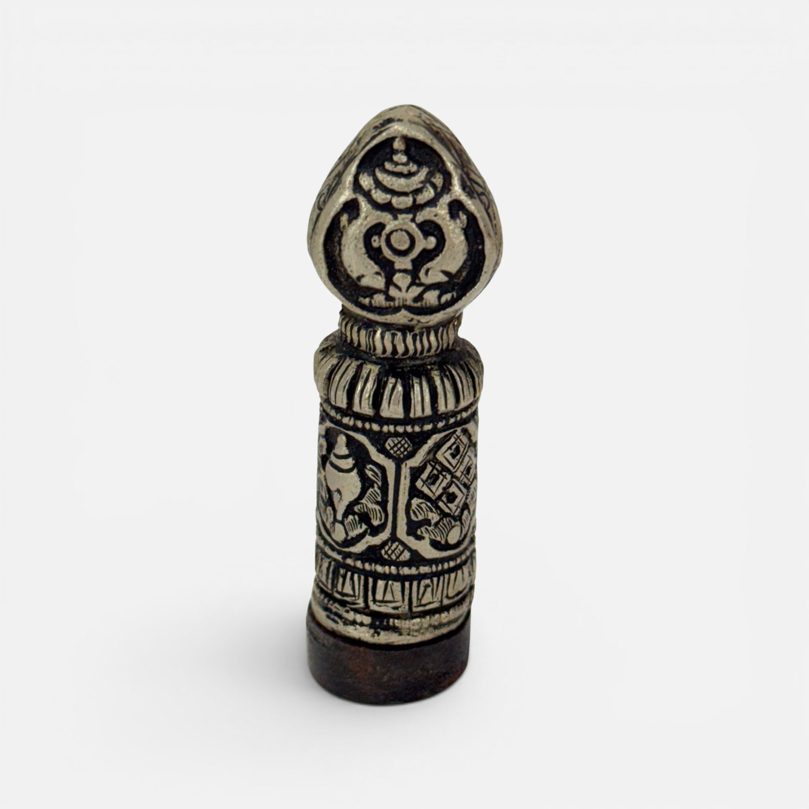 Antique Tibetan Silver Metal & Brass Stamp Ink Seal: Ca. late 19th to early 20thC, For shipping, we highly recommend Donald Camden at UPS Store 4608. Alternatively, reach out to one of our preferred shippers listed at the link below or elect for LiveShi