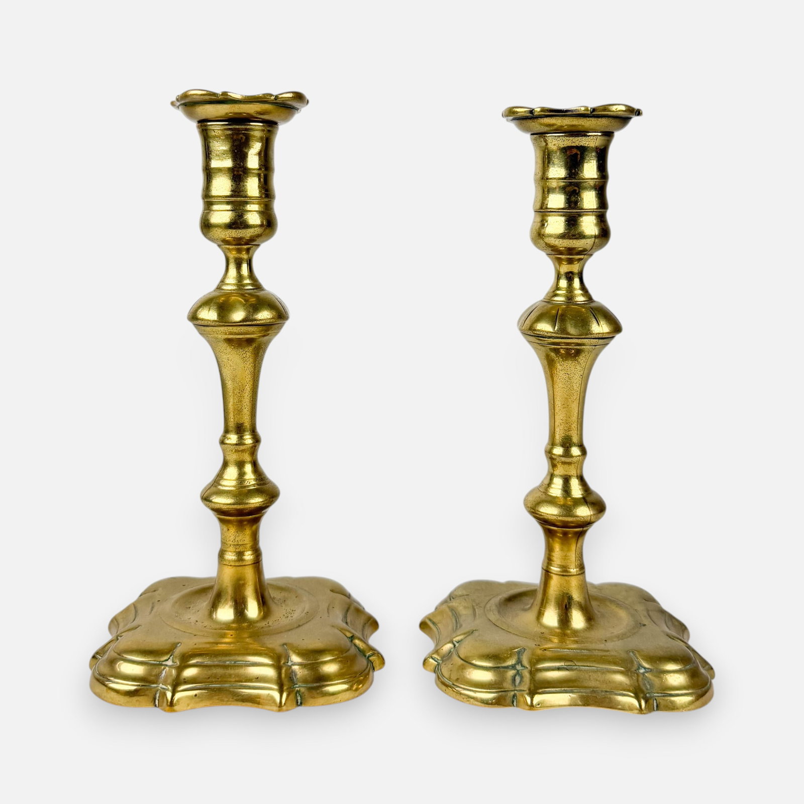 Pair Antique 18thC English Queen Anne Brass Candlesticks: Ca. 18thC. Good age-appropriate condition. Ex. Robert Flourance collection, VA. For shipping, we highly recommend Donald Camden at UPS Store 4608. Alternatively, reach out to one of our preferred ship