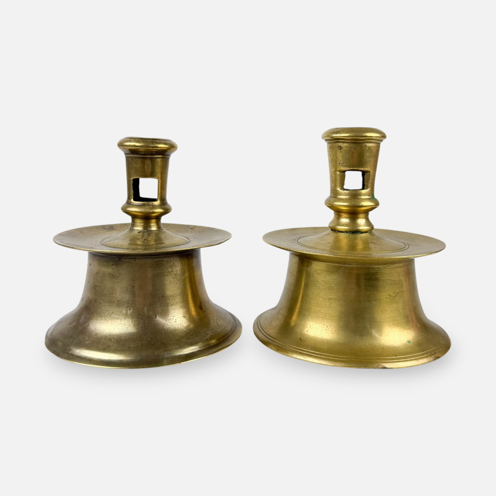 Pair Antique 17thC Spanish/Portuguese Brass Capstan Candlesticks: Ca. 16th to 17thC. Good age-appropriate condition. Ex. Robert Flourance collection, VA. For shipping, we highly recommend Donald Camden at UPS Store 4608. Alternatively, reach out to one of our prefer