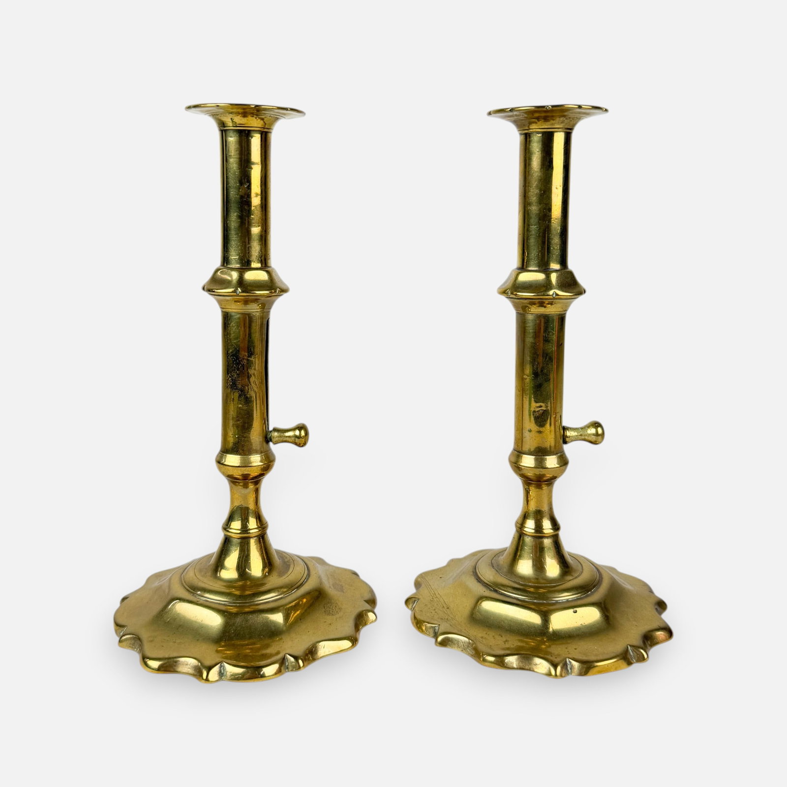 Pair Antique 18thC Georgian Brass Push-Up Candlesticks: Ca. 18thC. Good age-appropriate condition. Ex. Robert Flourance collection, VA. For shipping, we highly recommend Donald Camden at UPS Store 4608. Alternatively, reach out to one of our preferred ship