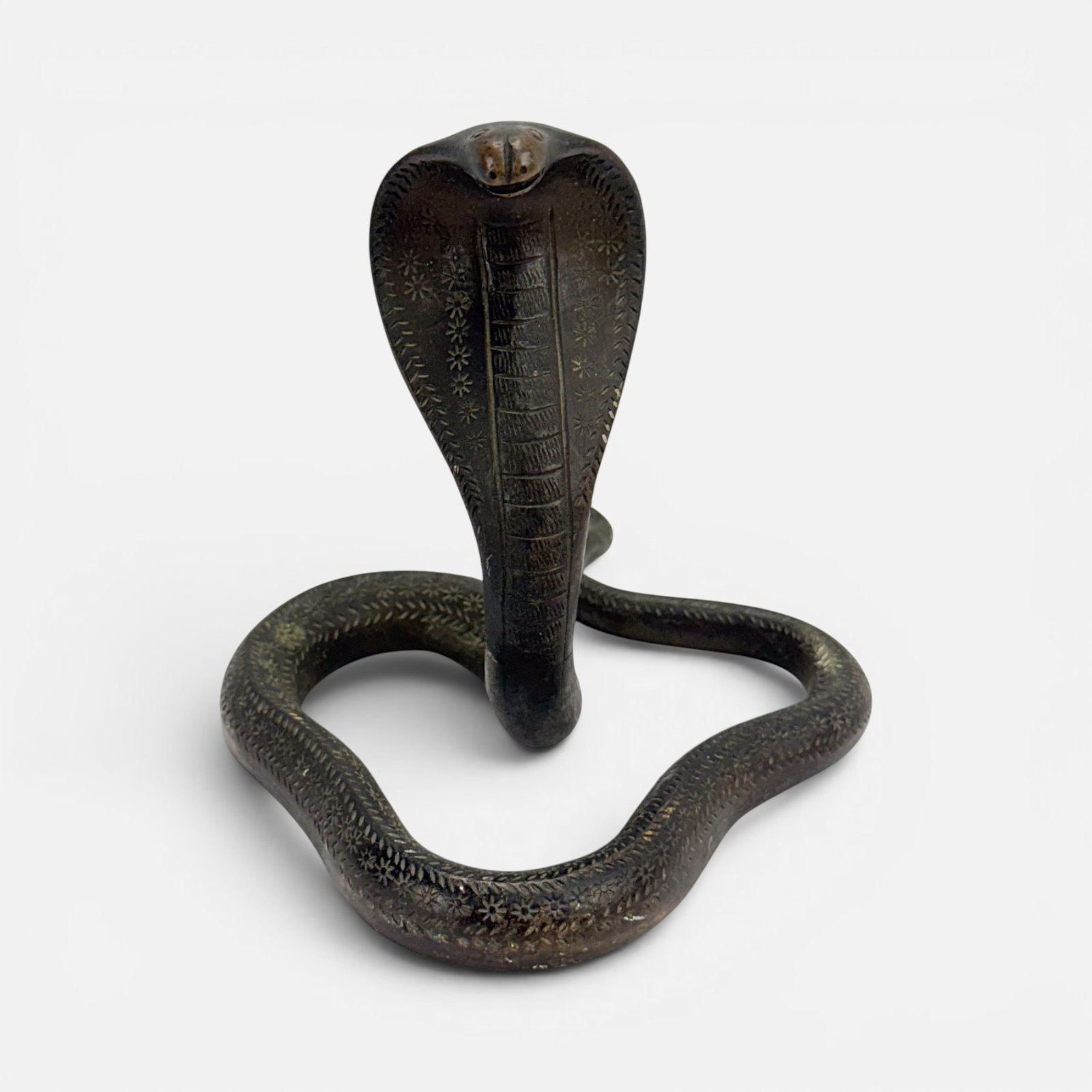 Old Indian Bronze Cobra Figural Snake Sculpture: Good age-appropriate condition. For shipping, we highly recommend Donald Camden at UPS Store 4608. Alternatively, reach out to one of our preferred shippers listed at the link below or elect for LiveS