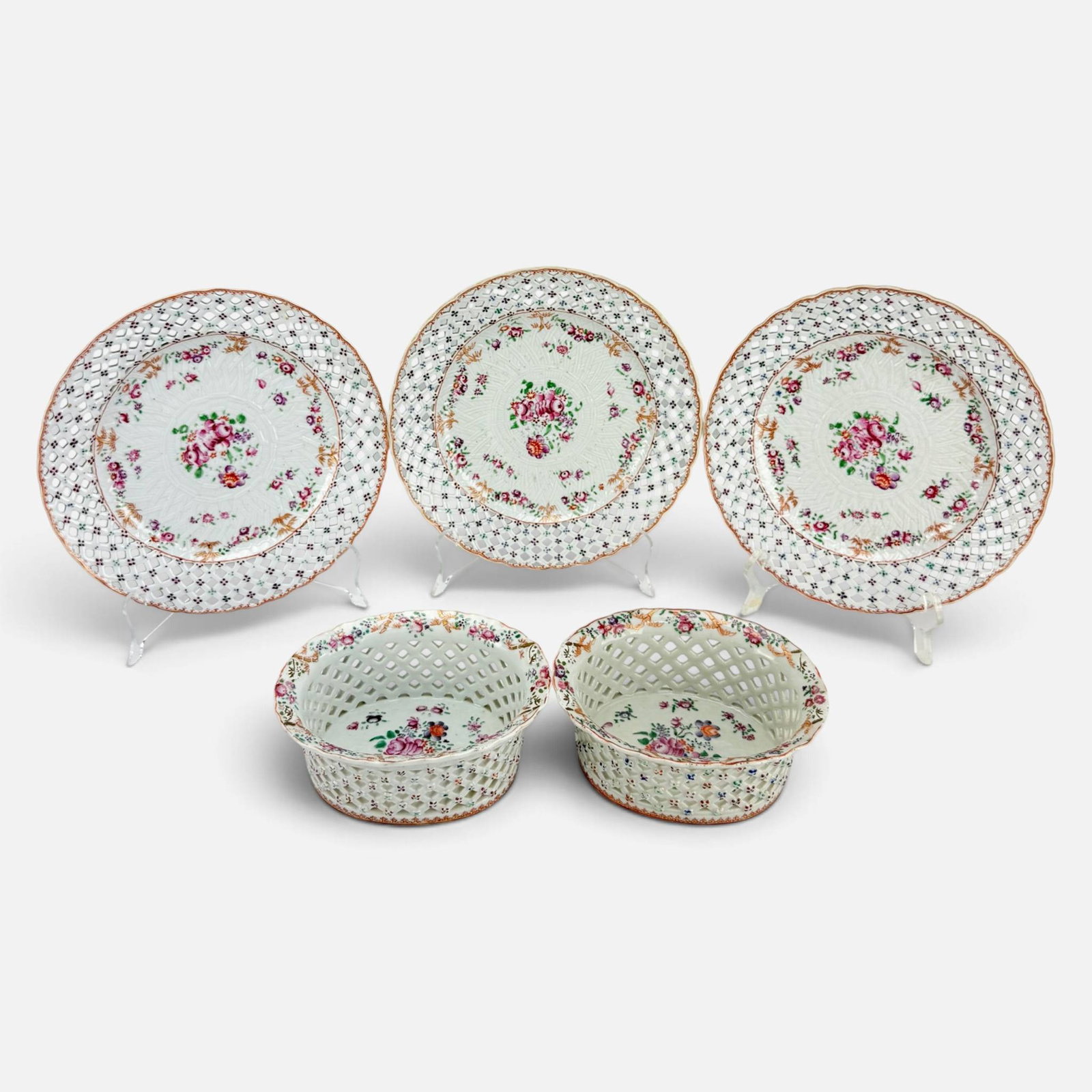 Antique 18thC Chinese Export Porcelain Plates & Baskets w/Reticulated Basketweave: Ca. 18thC. Chinese export porcelain pieces with a famille rose glaze and a reticulated basketweave border. Measurement is for the plates. Baskets are 2 3/4" x 6 1/2" x 5 1/4". For shipping, we highly 