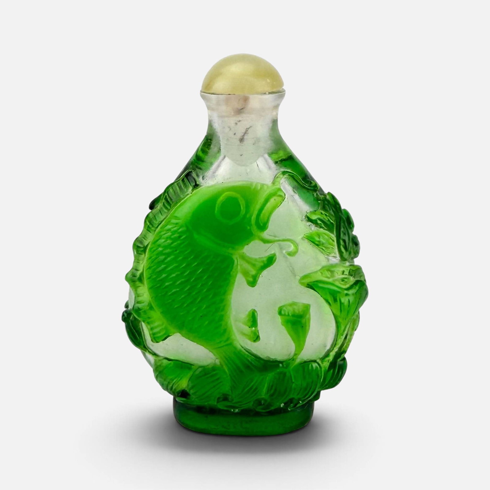 Antique Chinese Green & Clear Carved Peking Glass Overlay Snuff Bottle: Ca. 19thC/early 20thC. Very good condition. For shipping, we highly recommend Donald Camden at UPS Store 4608. Alternatively, reach out to one of our preferred shippers listed at the link below or