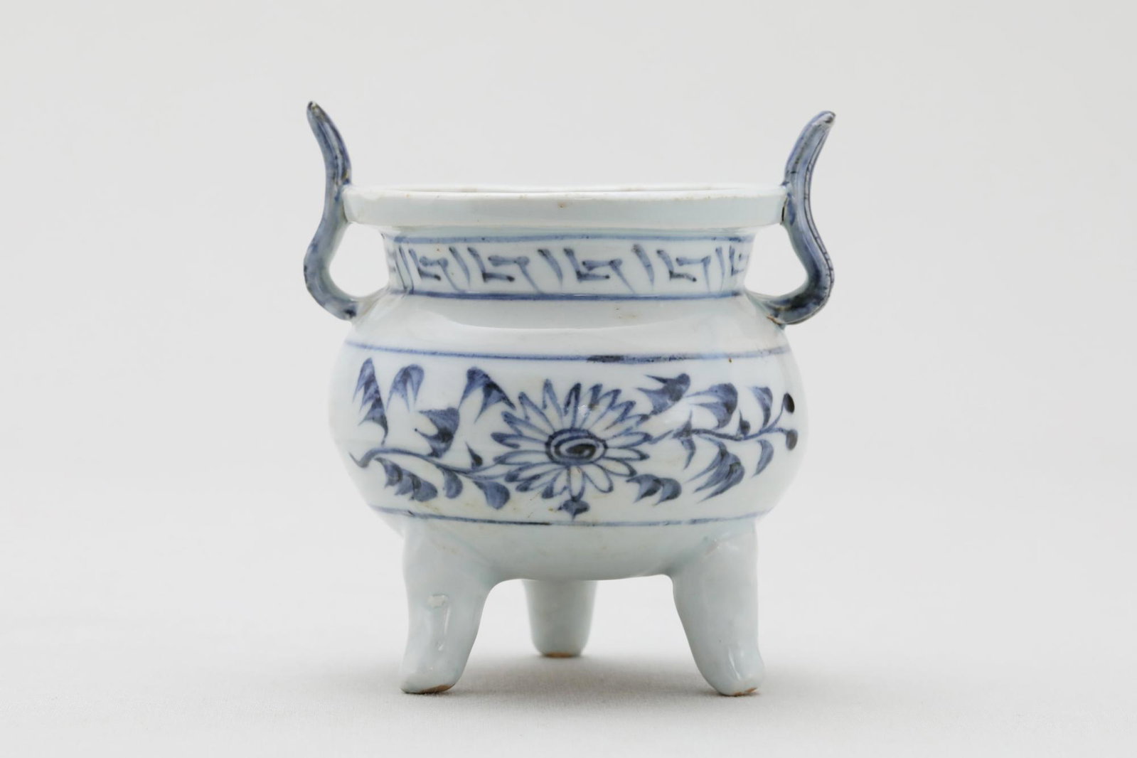 A BLUE AND WHITE ‘CHRYSANTHEMUM’ TRIPOD CENSER: A BLUE AND WHITE ‘CHRYSANTHEMUM’ TRIPOD CENSER H 9.5cm Estimate KRW 300,000 - 500,000 (Approx. USD 229 - 381) 청화국화문양이삼족ቯ