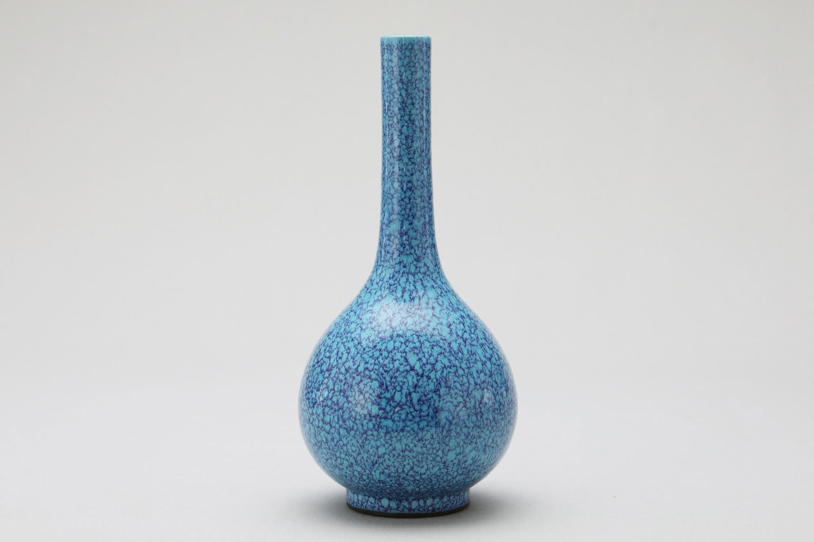 A ‘ROBIN’S EGG’ GLAZED BOTTLE VASE: A ‘ROBIN’S EGG’ GLAZED BOTTLE VASE H 26.7cm Estimate KRW 500,000 - 700,000 (Approx. USD 381 - 534) 노균유장경병 爐鈞釉長&#