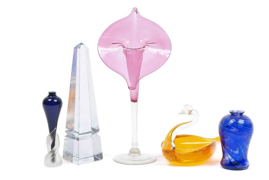 ASSORTMENT OF ART GLASS (1 of 4)