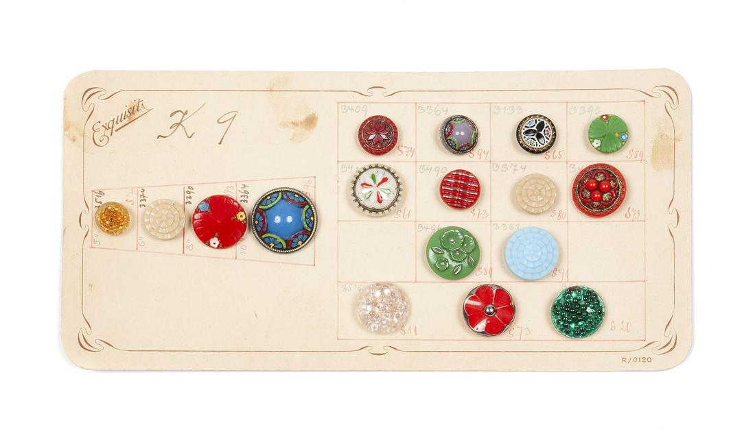 VINTAGE COLLECTOR'S CARD OF EARLY CELLULOID BUTTONS (1 of 4)