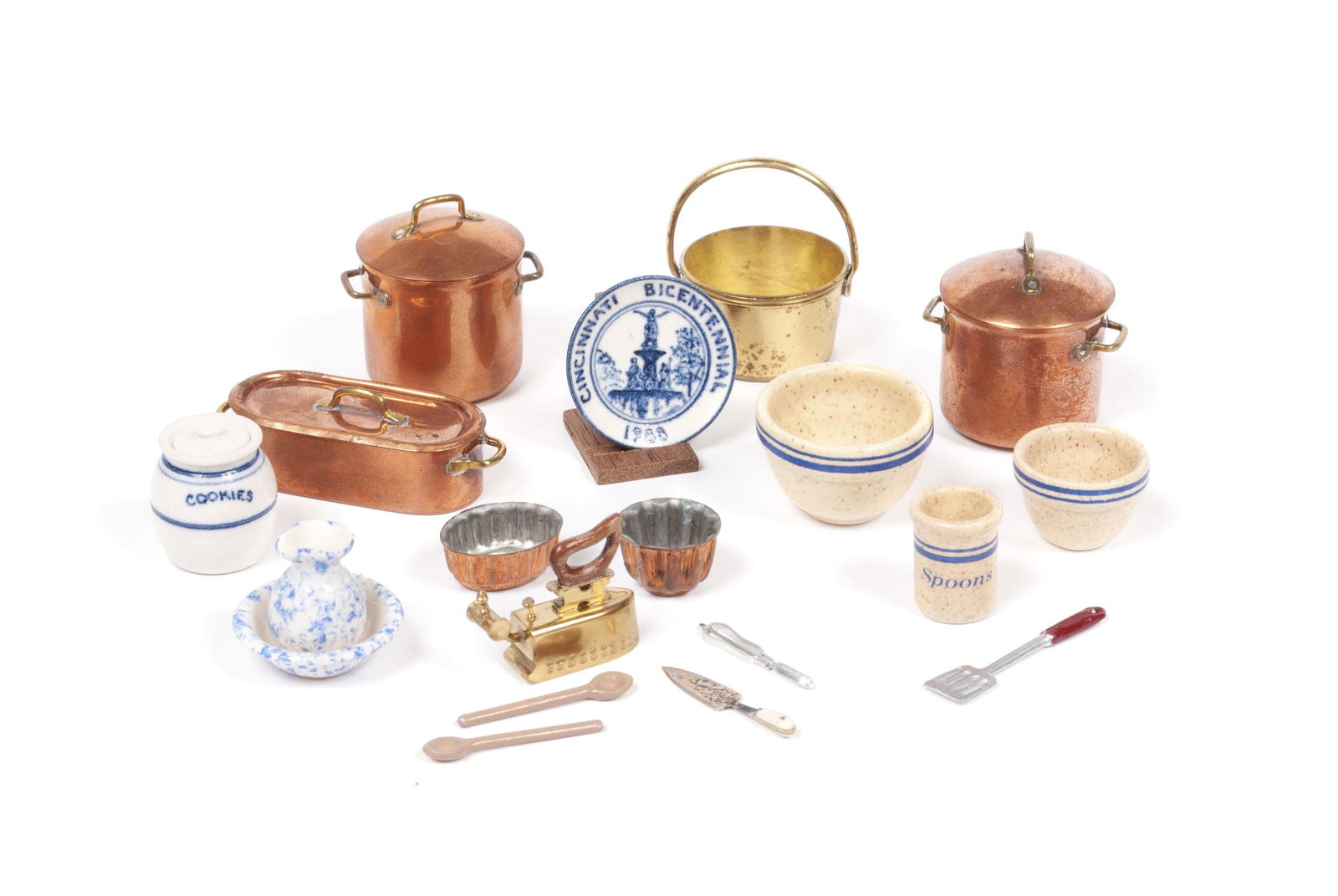 ASSORTMENT OF MINIATURE COOKWARE AND POTTERY (1 of 7)