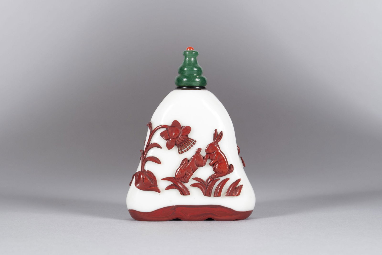 AN UNUSUAL 'CINNABAR' OVERLAY GLASS RABBIT SNUFF BOTTLE (1 of 5)