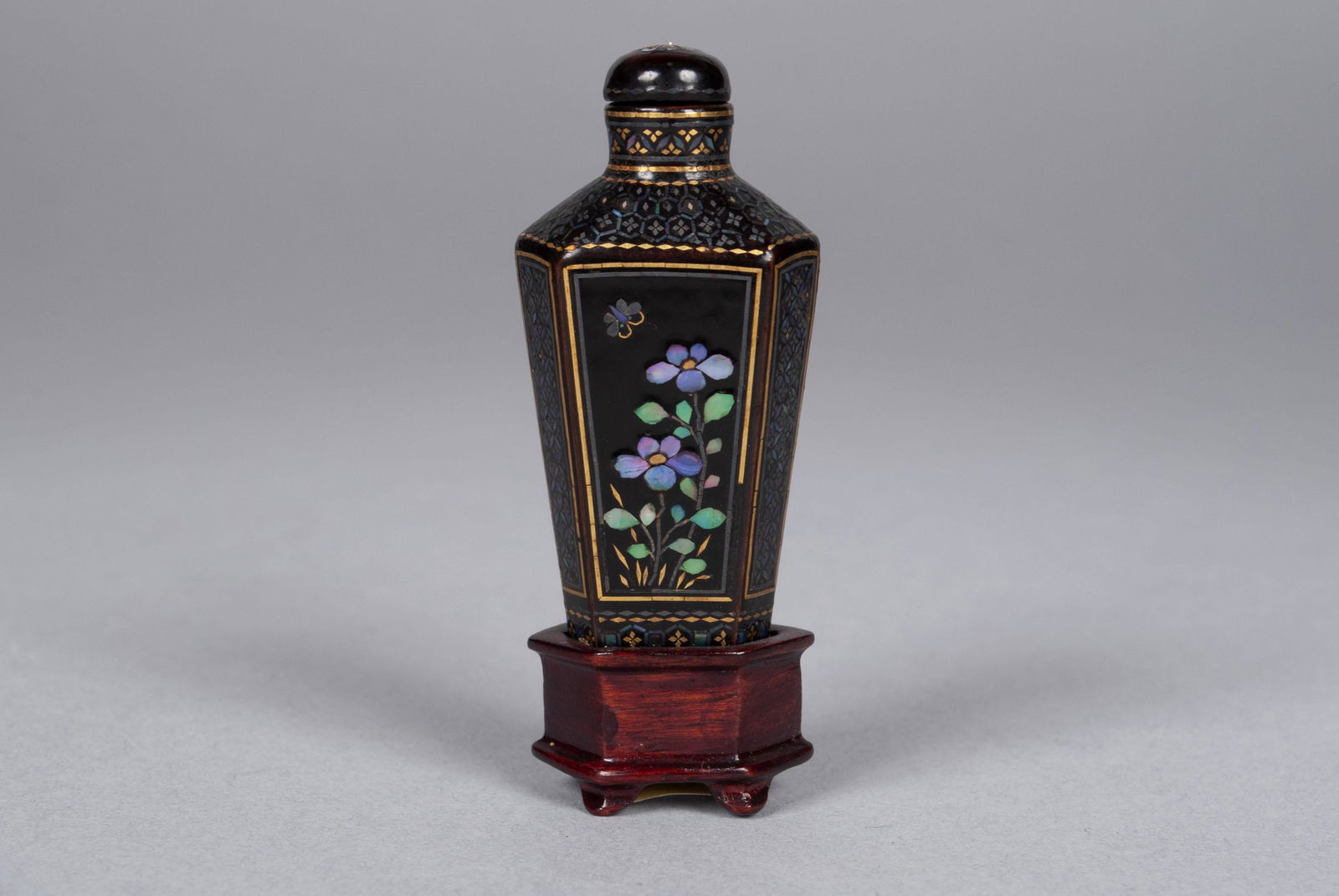 DIMINUTIVE HEXAGONAL LAC BURGAUTE SNUFF BOTTLE (1 of 6)