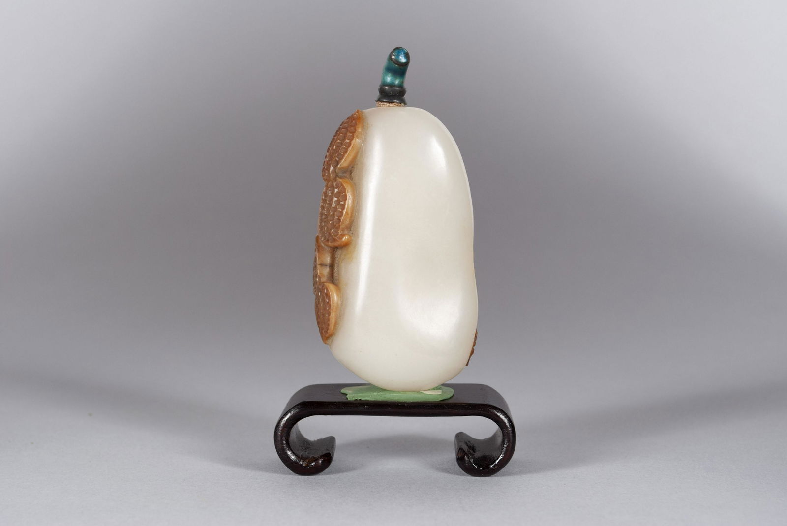 SUPERB BAT AND PEANUT JADE PEBBLE SNUFF BOTTLE (1 of 6)