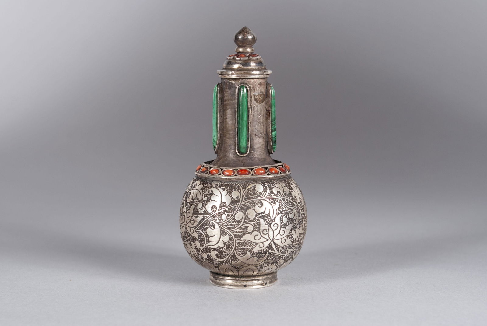 A FINE MONGOLIAN INFLUENCED MALACHITE INSET SNUFF (1 of 5)