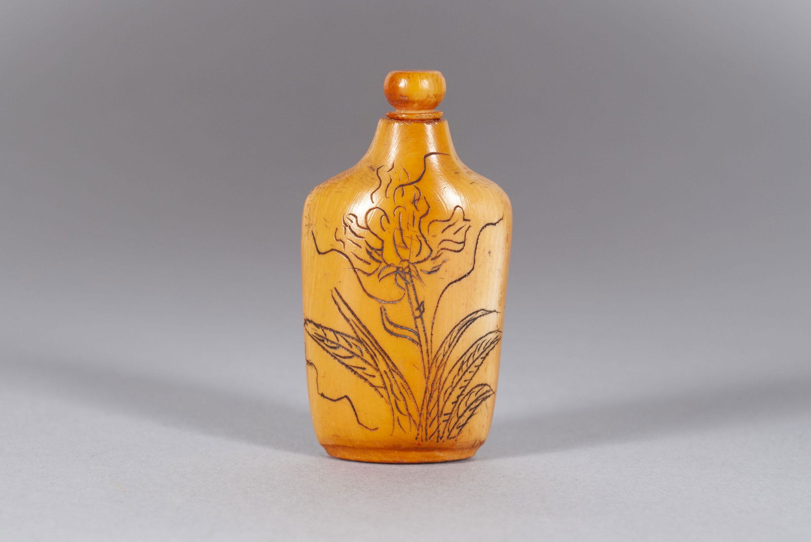 INCISED SNUFF BOTTLE (1 of 6)