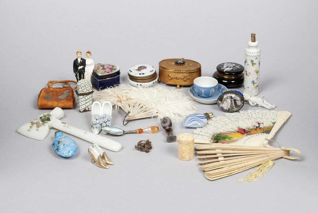 COLLECTION OF DRESSER ARTICLES AND TOP DRAWER ITEMS (1 of 5)