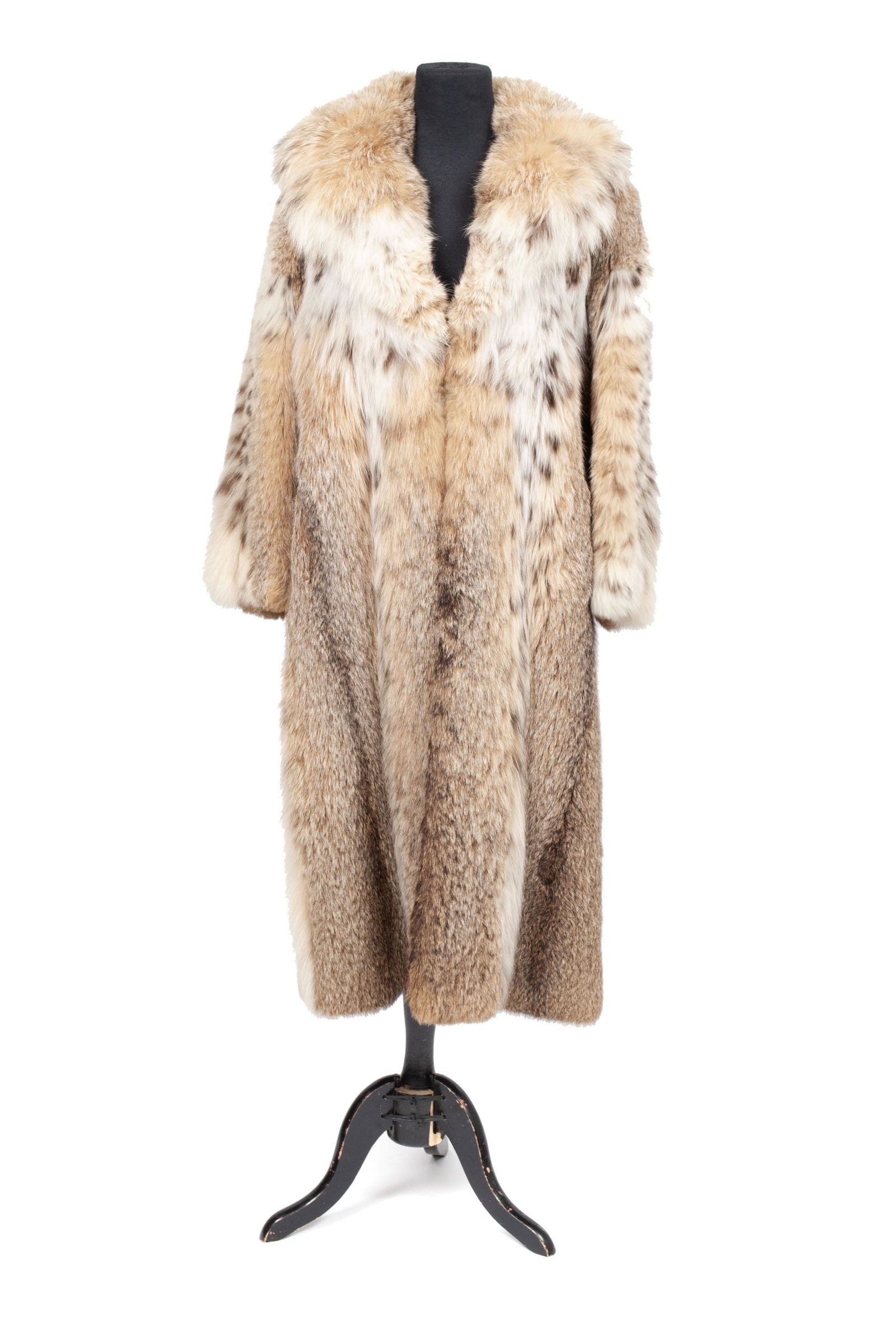 A FINE LYNX FUR COAT (1 of 6)