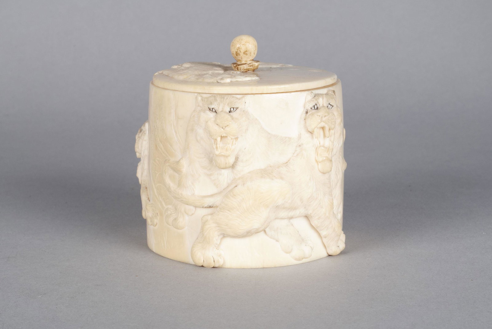 MEIJI LIDDED BOX (1 of 7)