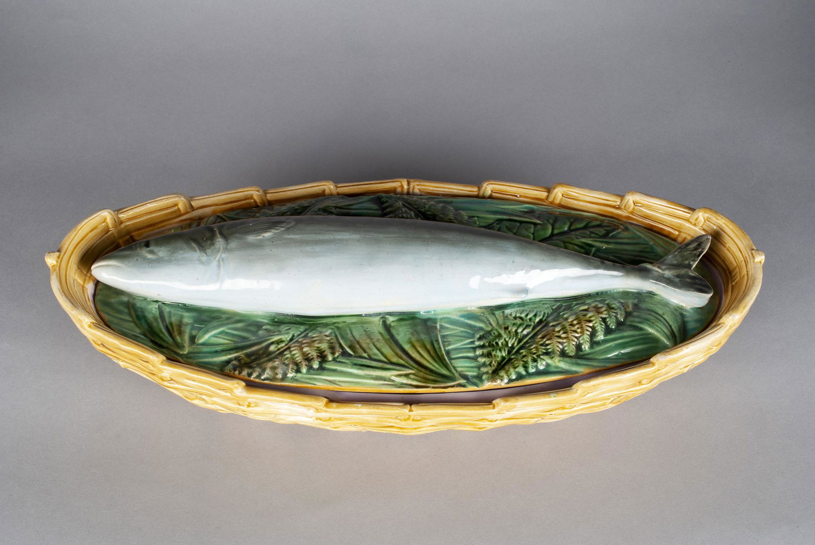 MAJOLICA FISH COVERED SERVING DISH BY GEORGE JONES (1 of 7)