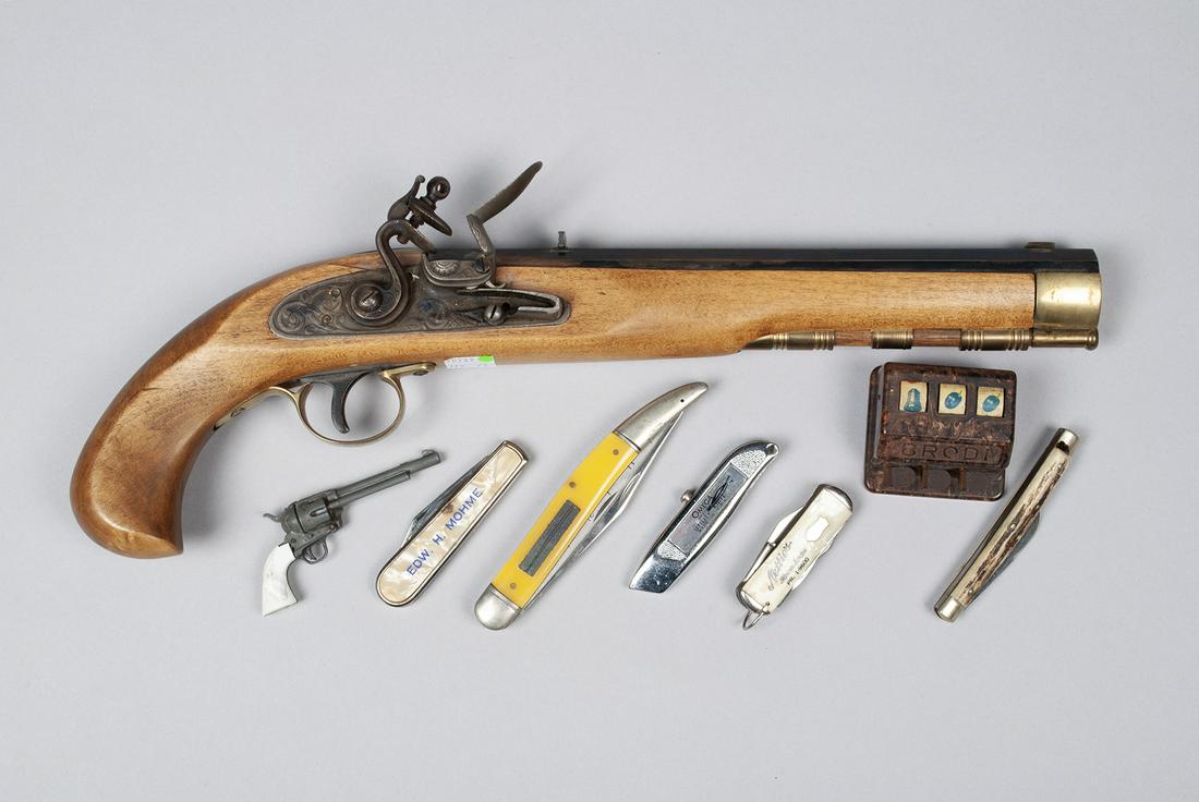 ASSORTMENT OF TOP DRAWER COLLECTIBLES: ASSORTMENT OF TOP DRAWER COLLECTIBLES Nine (9) pieces, consisting of a replica flintlock pistol along with a Brodi toy slot machine, diminutive revolver, fisherman's utility knife, and three advertisi