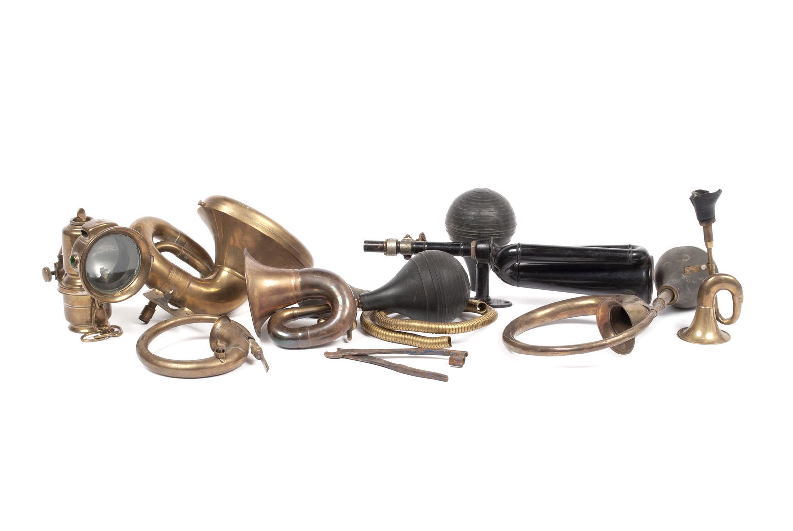 COLLECTION OF AUTOMOBILE HORNS AND BICYCLE LAMP (1 of 5)